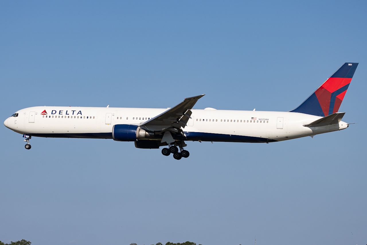 Full size: Delta Airlines Boeing 767-400ER N825MH at Tampa International Airport
