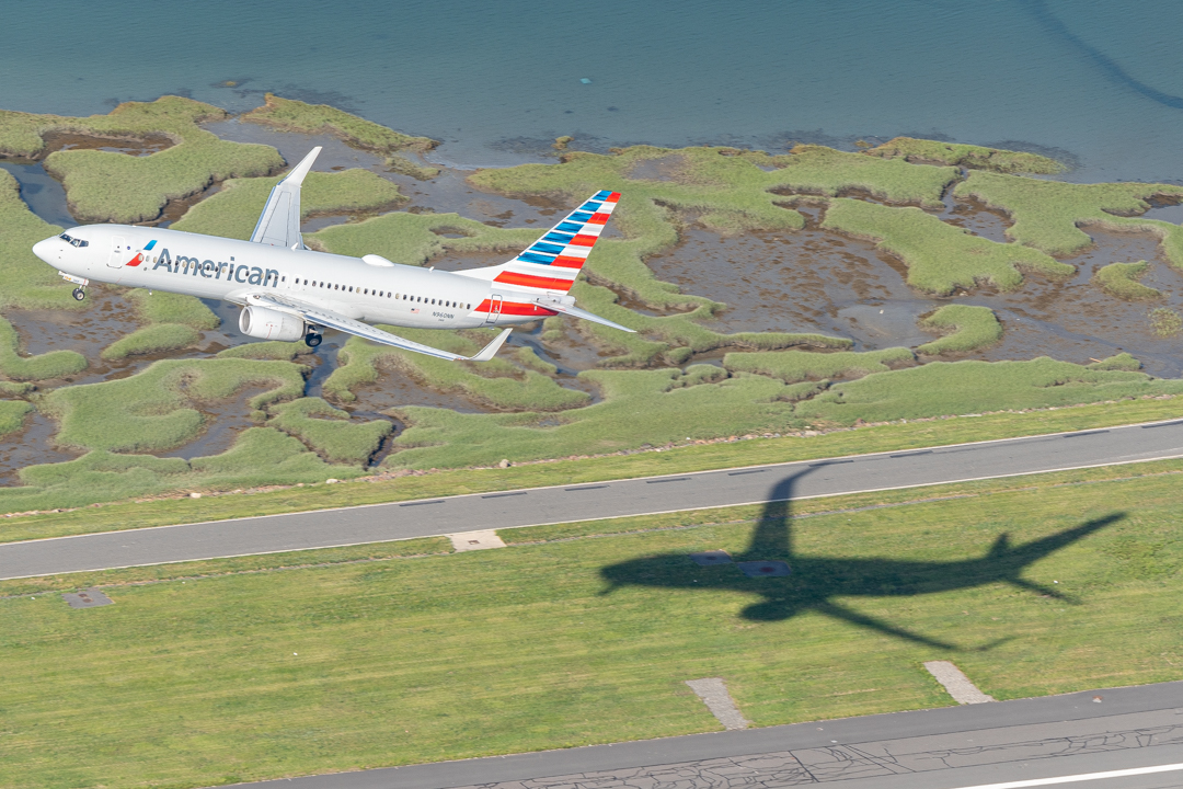 Full size: American Airlines Boeing 737-800 N960NN at General Edward Lawrence Logan International Airport
