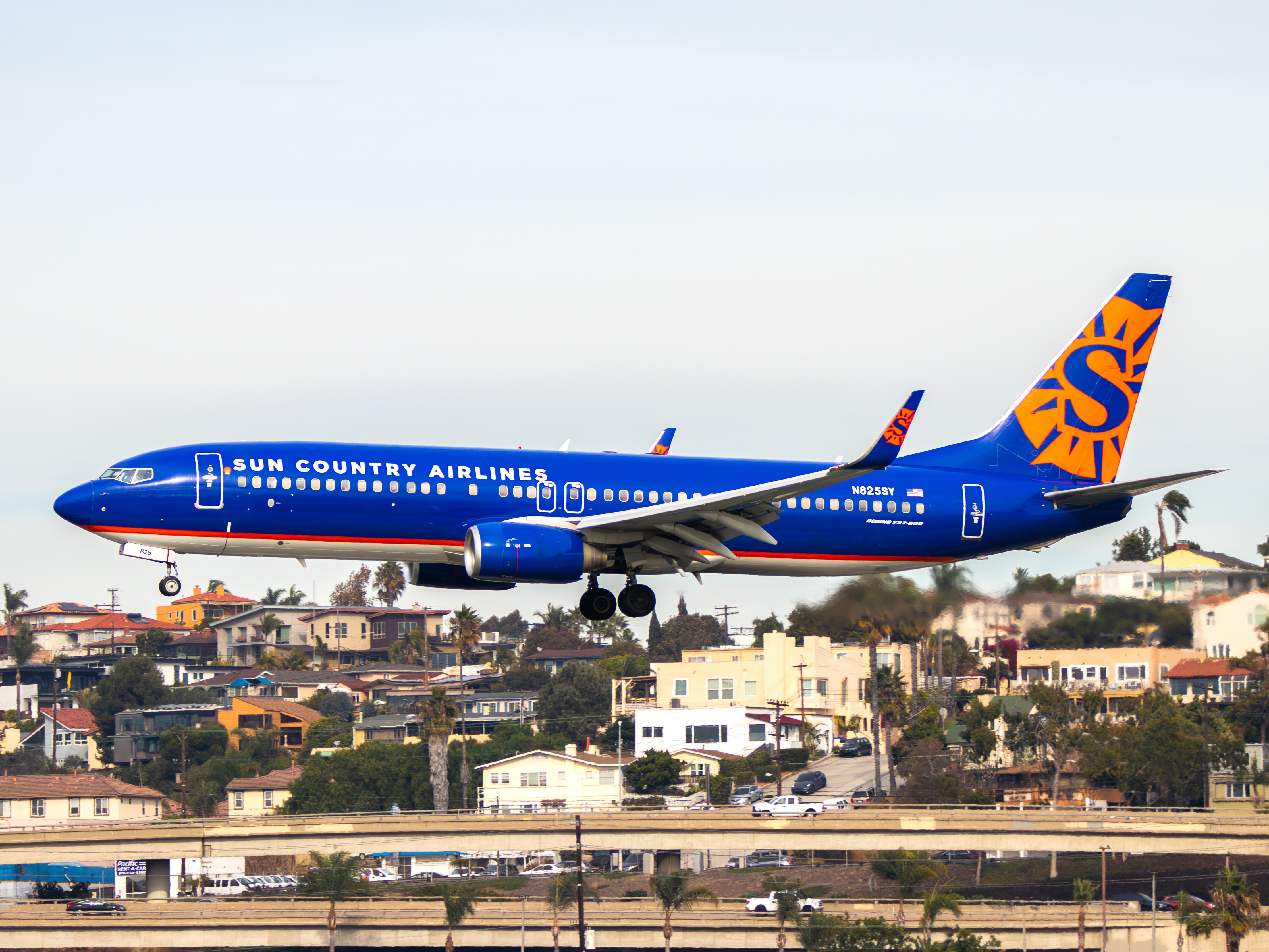 Full size: Sun Country Airlines Boeing 737-800 N825SY at San Diego International Airport