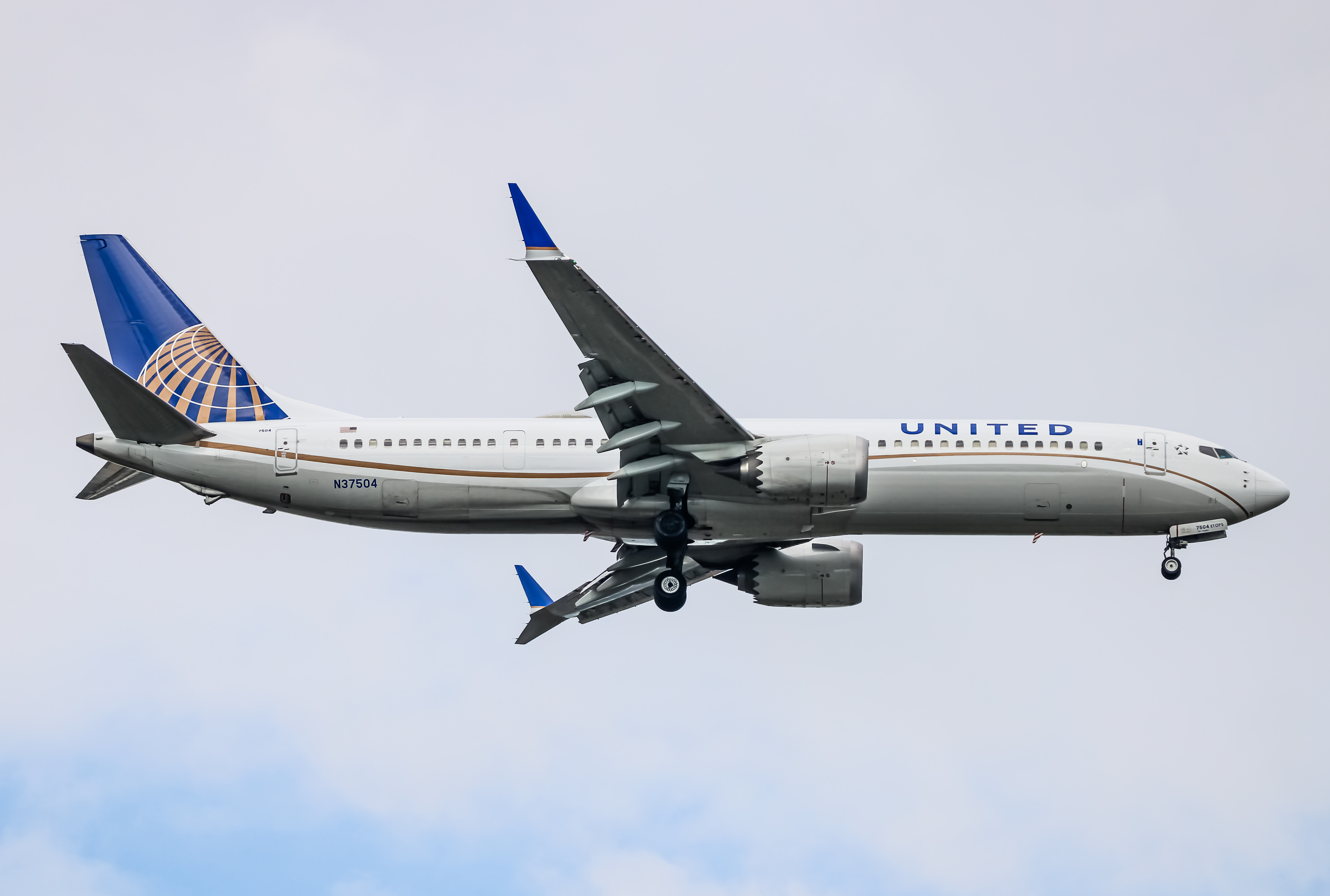 Full size: United Airlines Boeing 737 MAX 9 N37504 at Washington Dulles International Airport