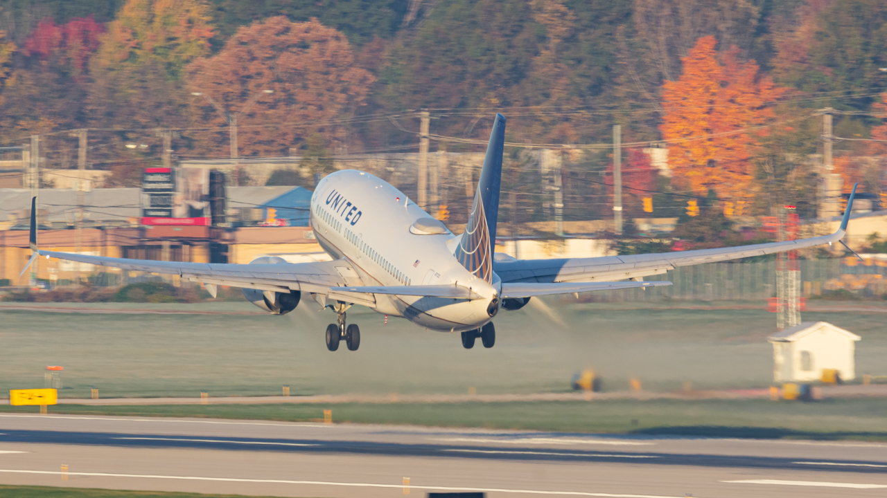 Full size: United Airlines Boeing 737-700 N27722 at John Glenn Columbus International Airport