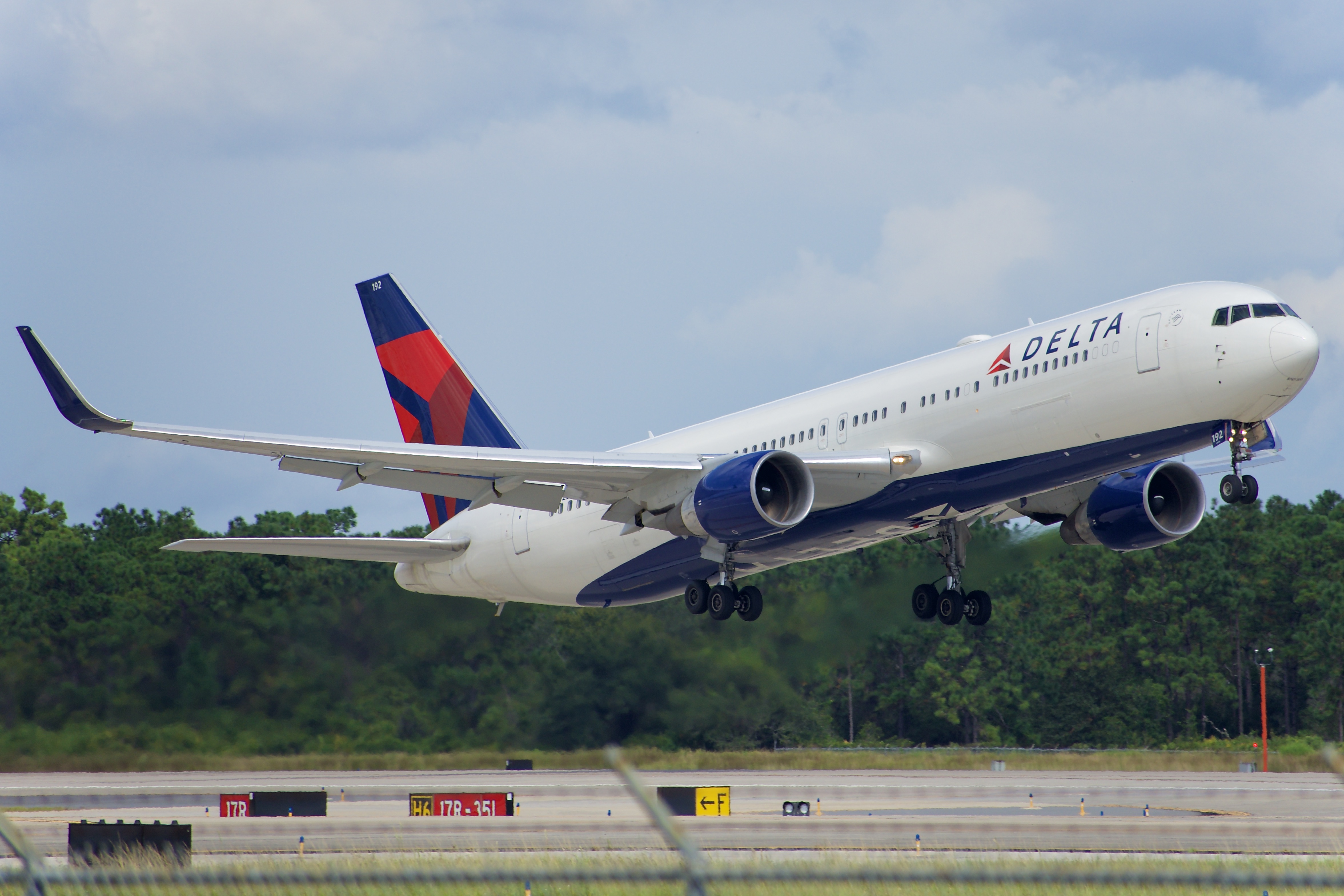 Full size: Delta Airlines Boeing 767-300ER N192DN at Orlando International Airport