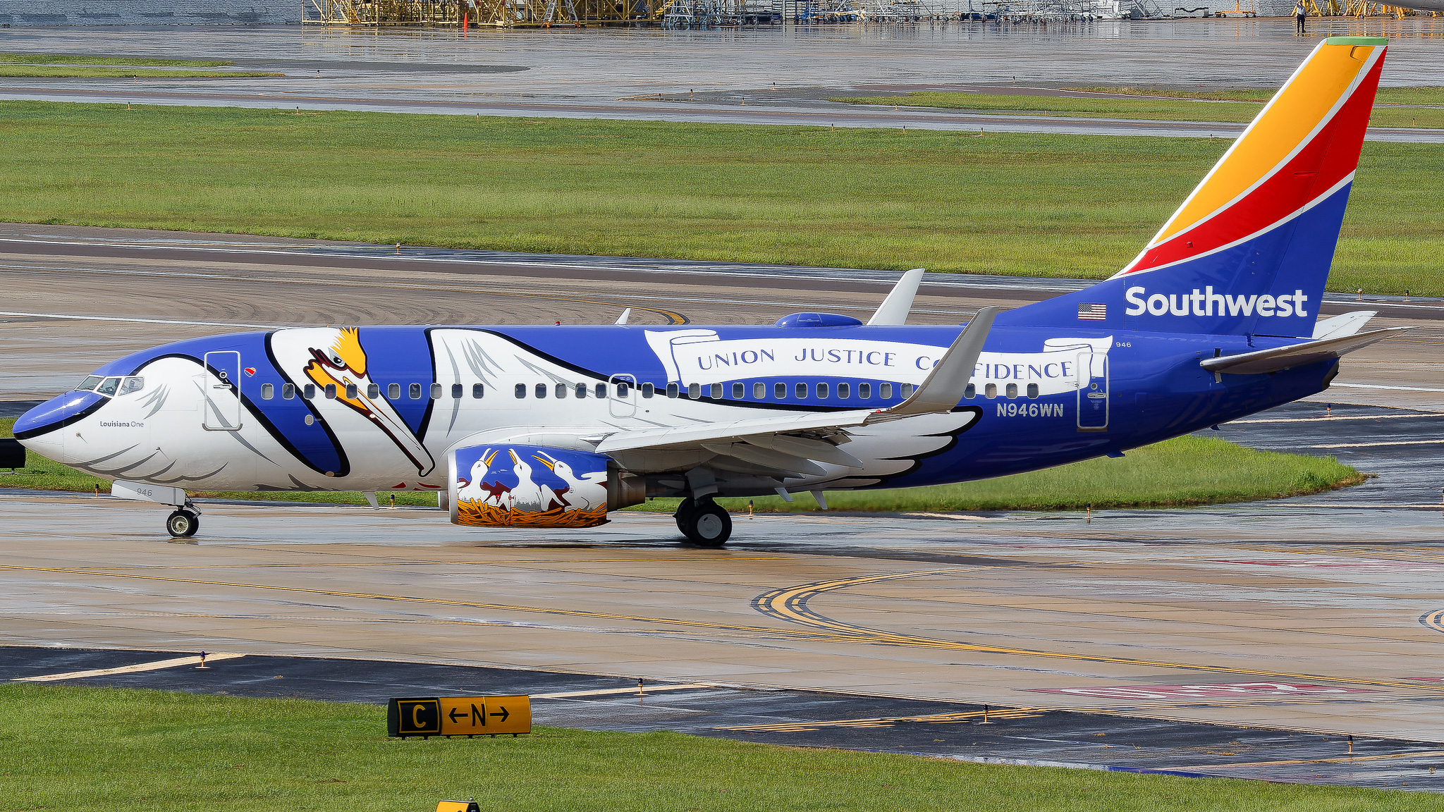 Full size: Southwest Airlines Boeing 737-700 N946WN at Tampa International Airport