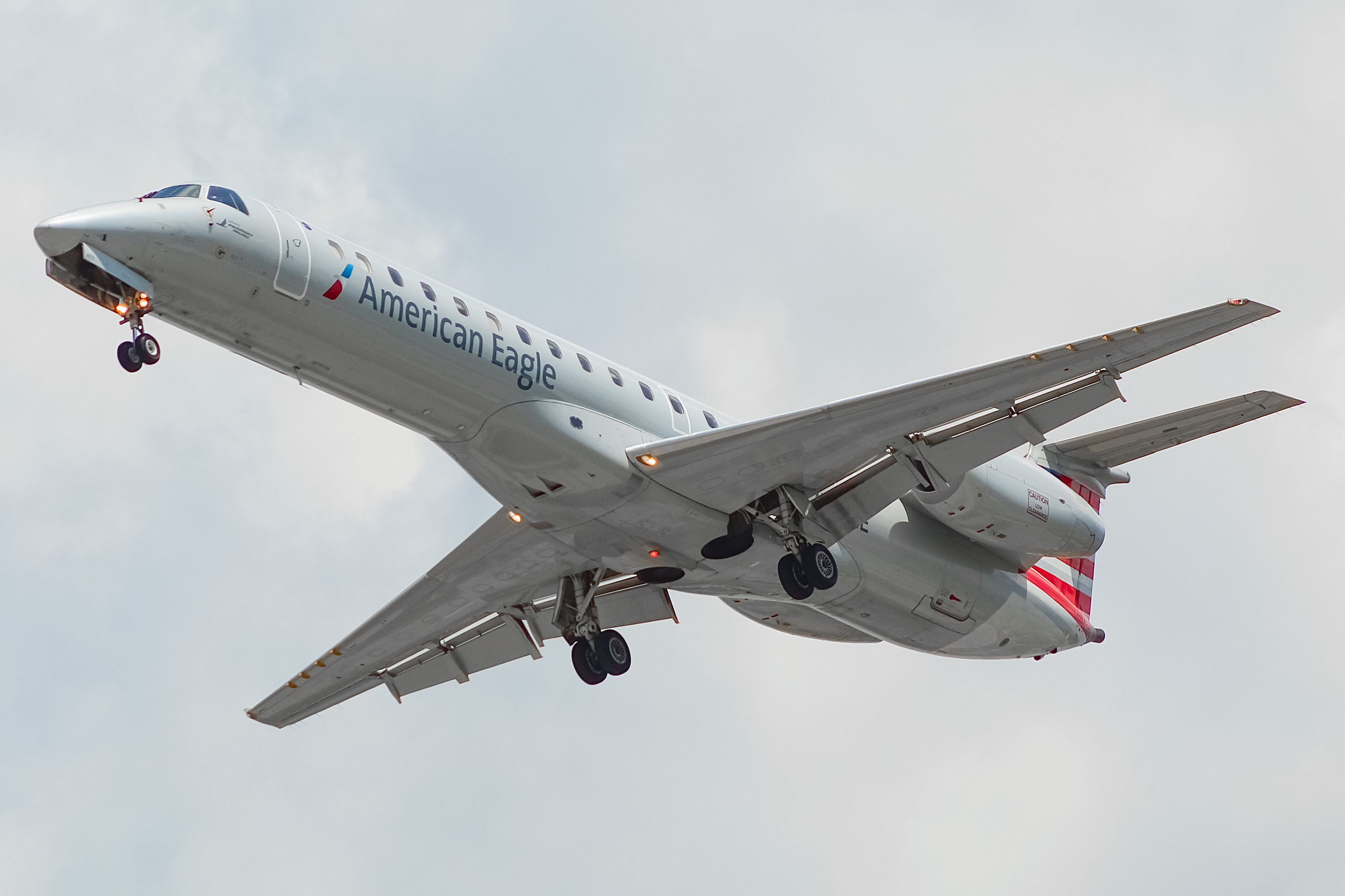 Full size: American Eagle Embraer ERJ145 N657AE at General Mitchell International Airport