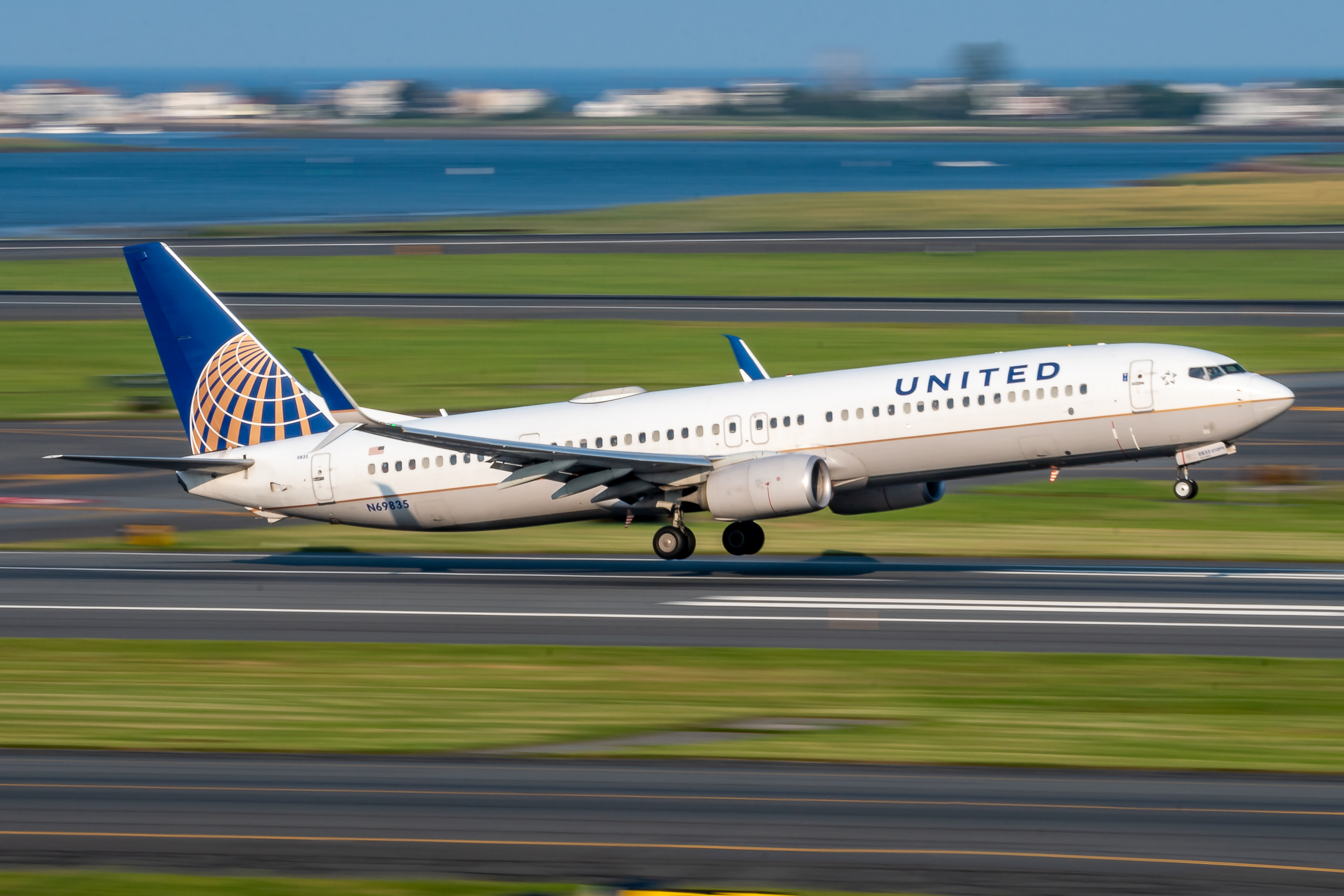 Full size: United Airlines Boeing 737-900ER N69835 at General Edward Lawrence Logan International Airport
