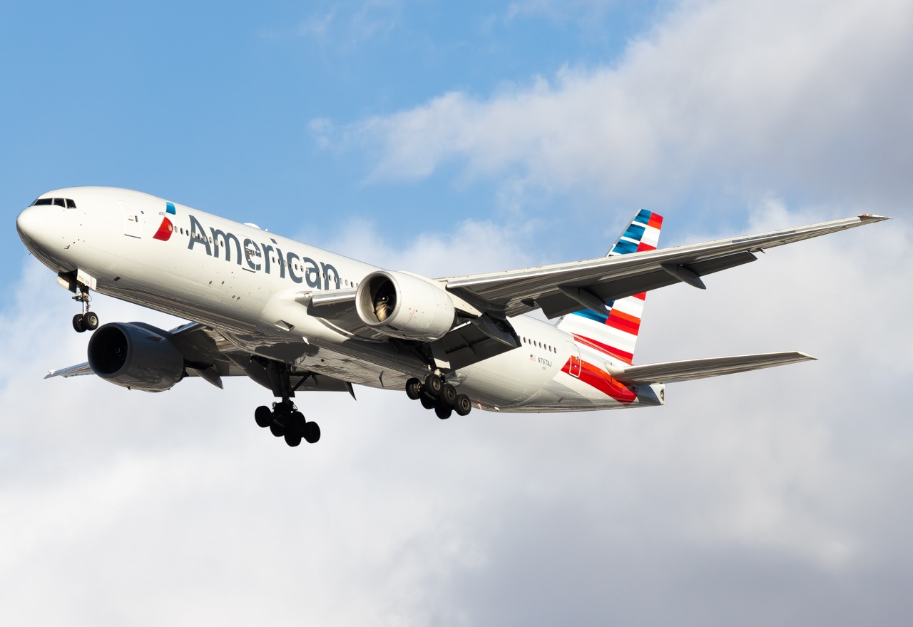 Full size: American Airlines Boeing 777-200ER N767AJ at Harry Reid International Airport