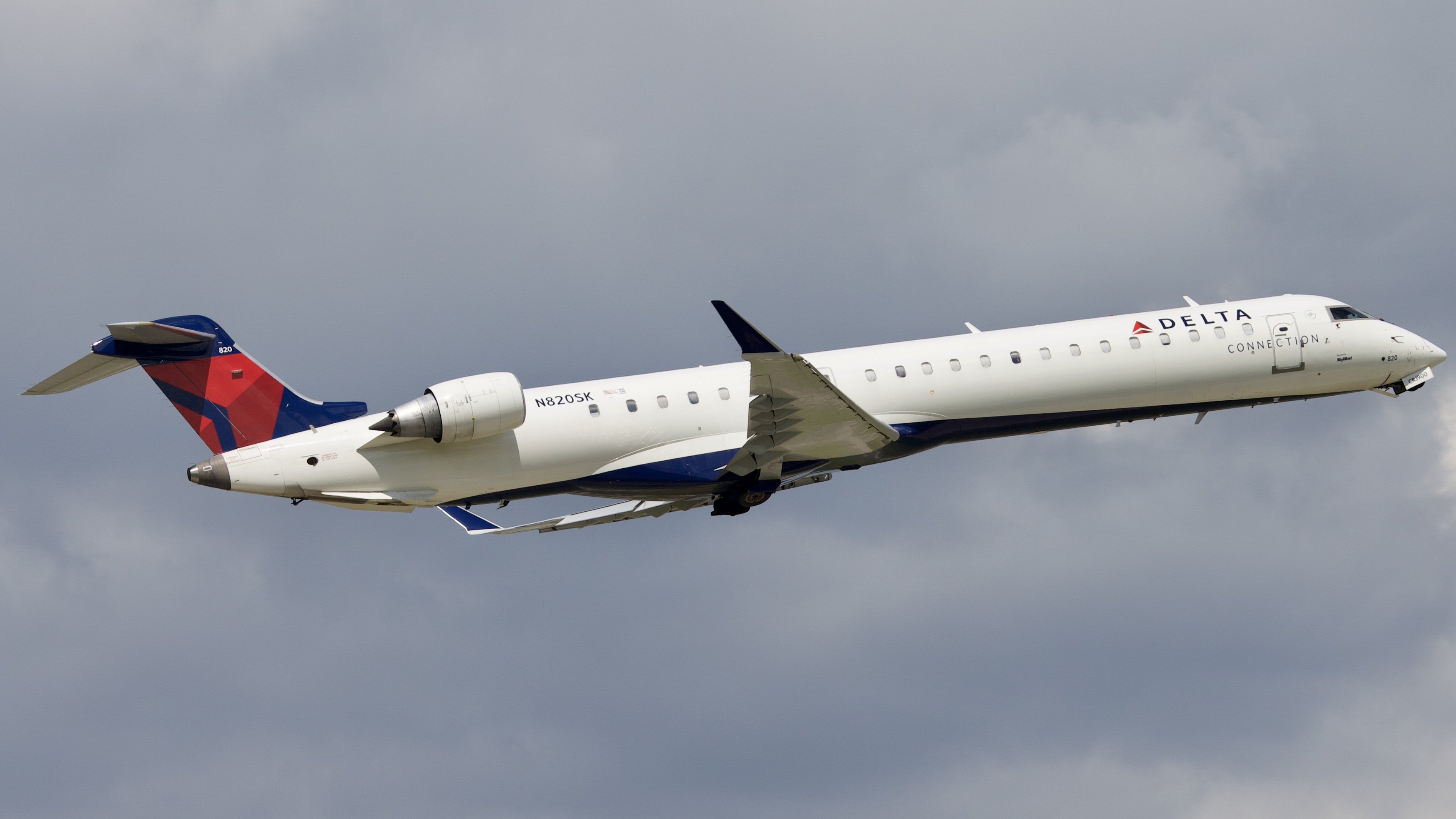 Full size: Delta Connection Mitsubishi CRJ-900 N820SK at Houston-George Bush Intercontinental Airport