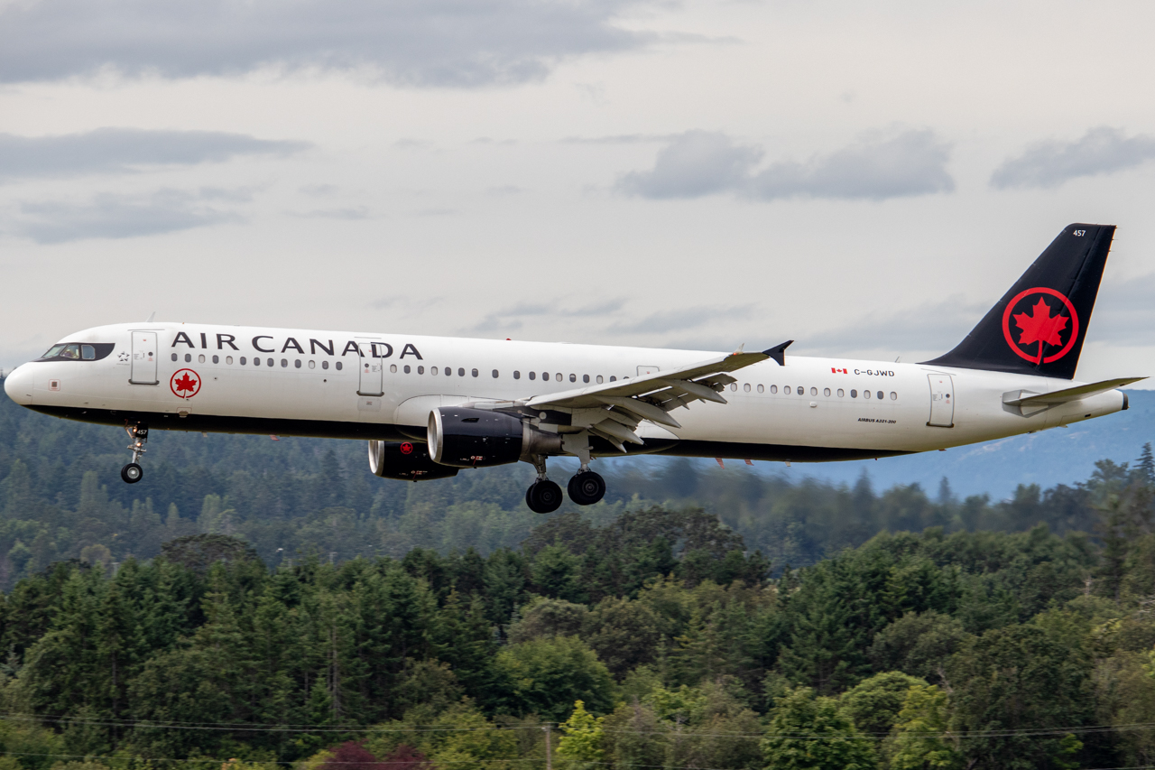 Full size: Air Canada Airbus A321-200 C-GJWD at Victoria International Airport