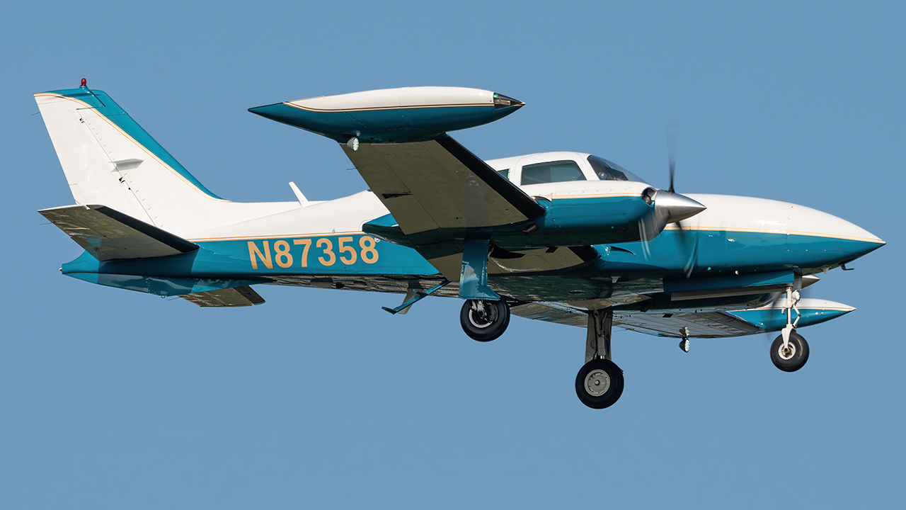 Full size: PRIVATE Cessna 310 N87358 at Washington Dulles International Airport