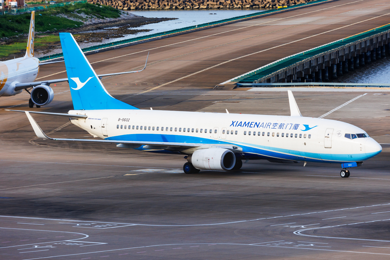 Full size: Xiamen Air Boeing 737-800 B-5602 at Macau International Airport