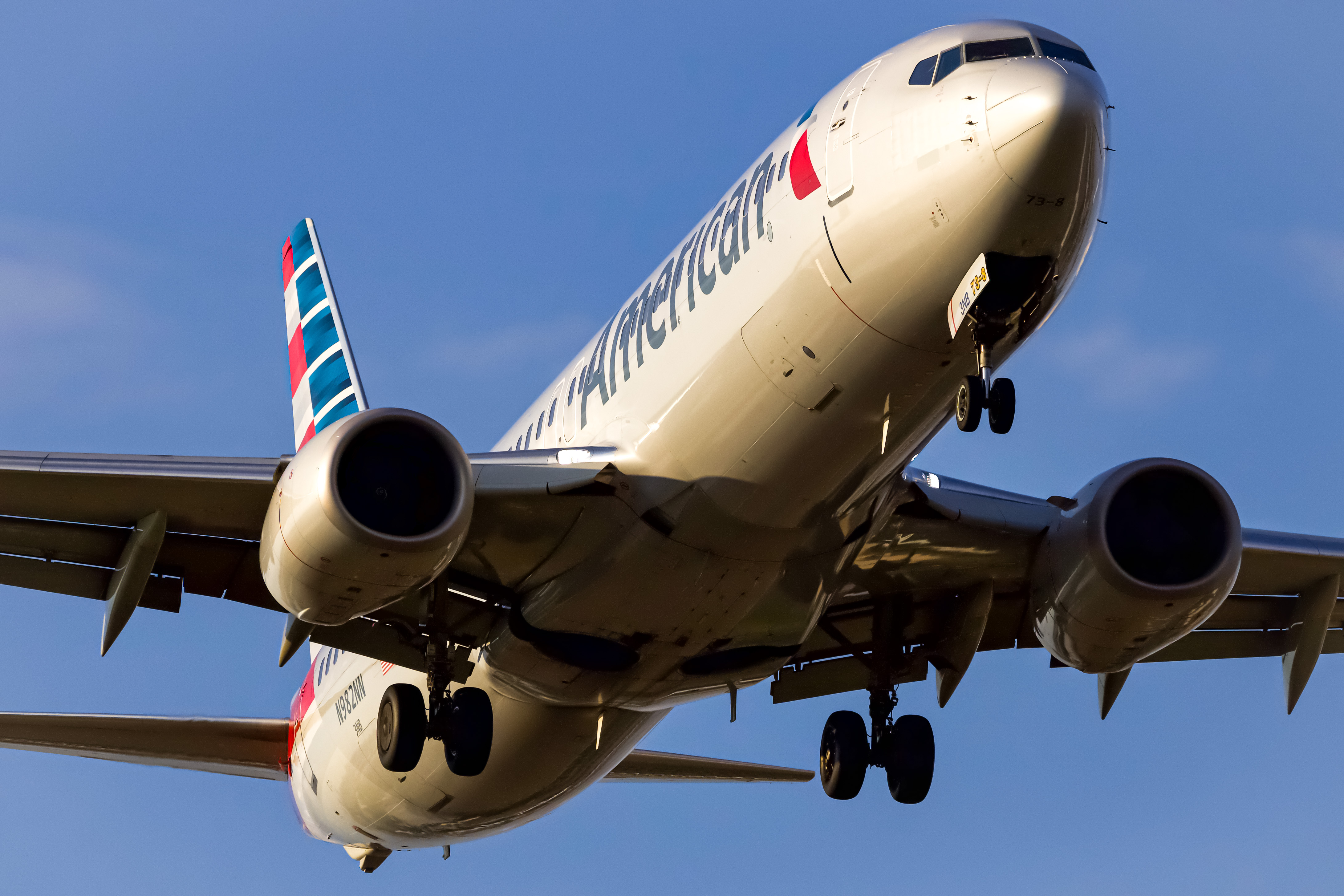 Full size: American Airlines Boeing 737-800 N982NN at Dallas-Fort Worth International Airport