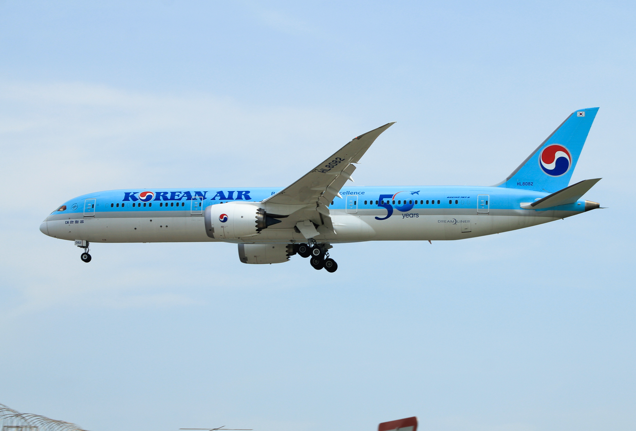Full size: Korean Air Boeing 787-9 HL8082 at Hong Kong International Airport
