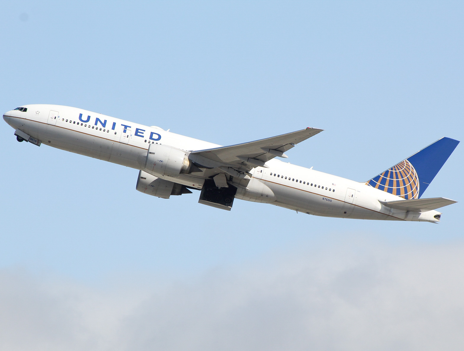 Full size: United Airlines Boeing 777-200ER N76010 at Los Angeles International Airport
