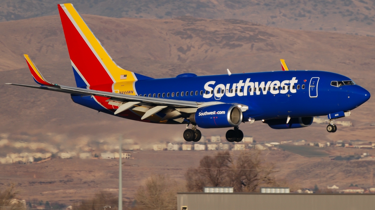 Full size: Southwest Airlines Boeing 737-700 N444WN at Reno/Tahoe International Airport