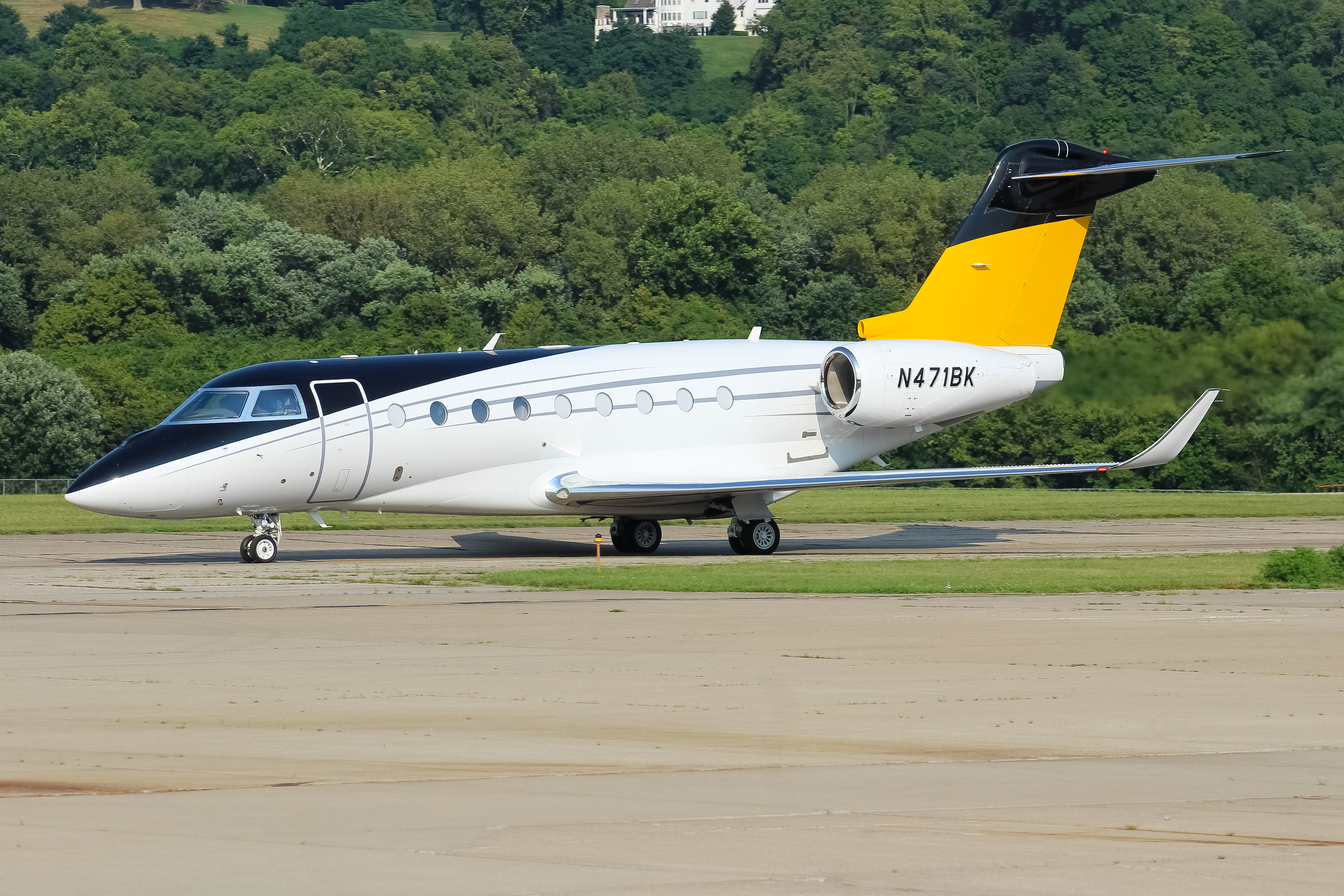 Full size: PRIVATE  Gulfstream G280 N471BK at Cincinnati Municipal Airport/Lunken Field