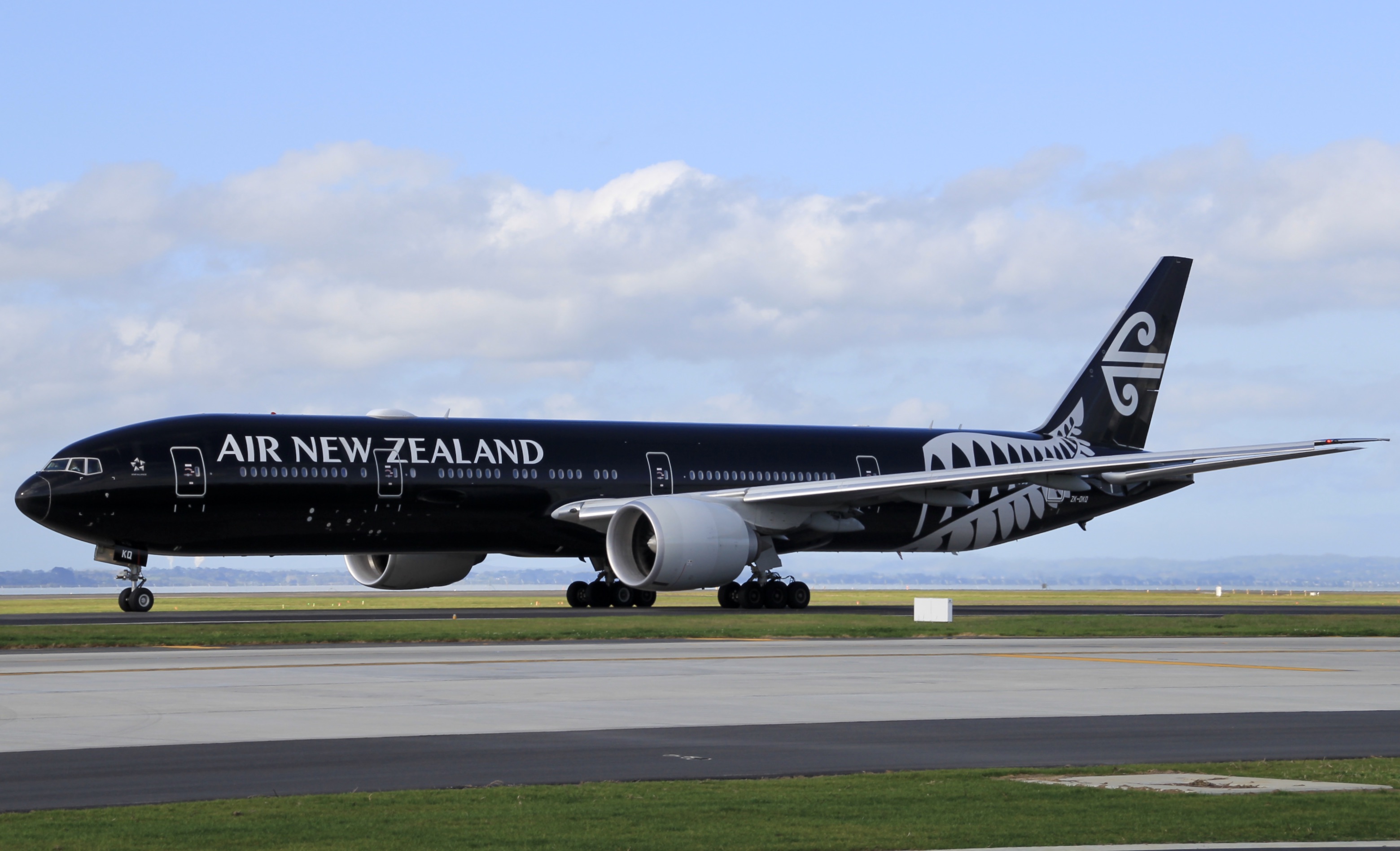Full size: Air New Zealand Boeing 777-300ER ZK-OKQ at Auckland International Airport