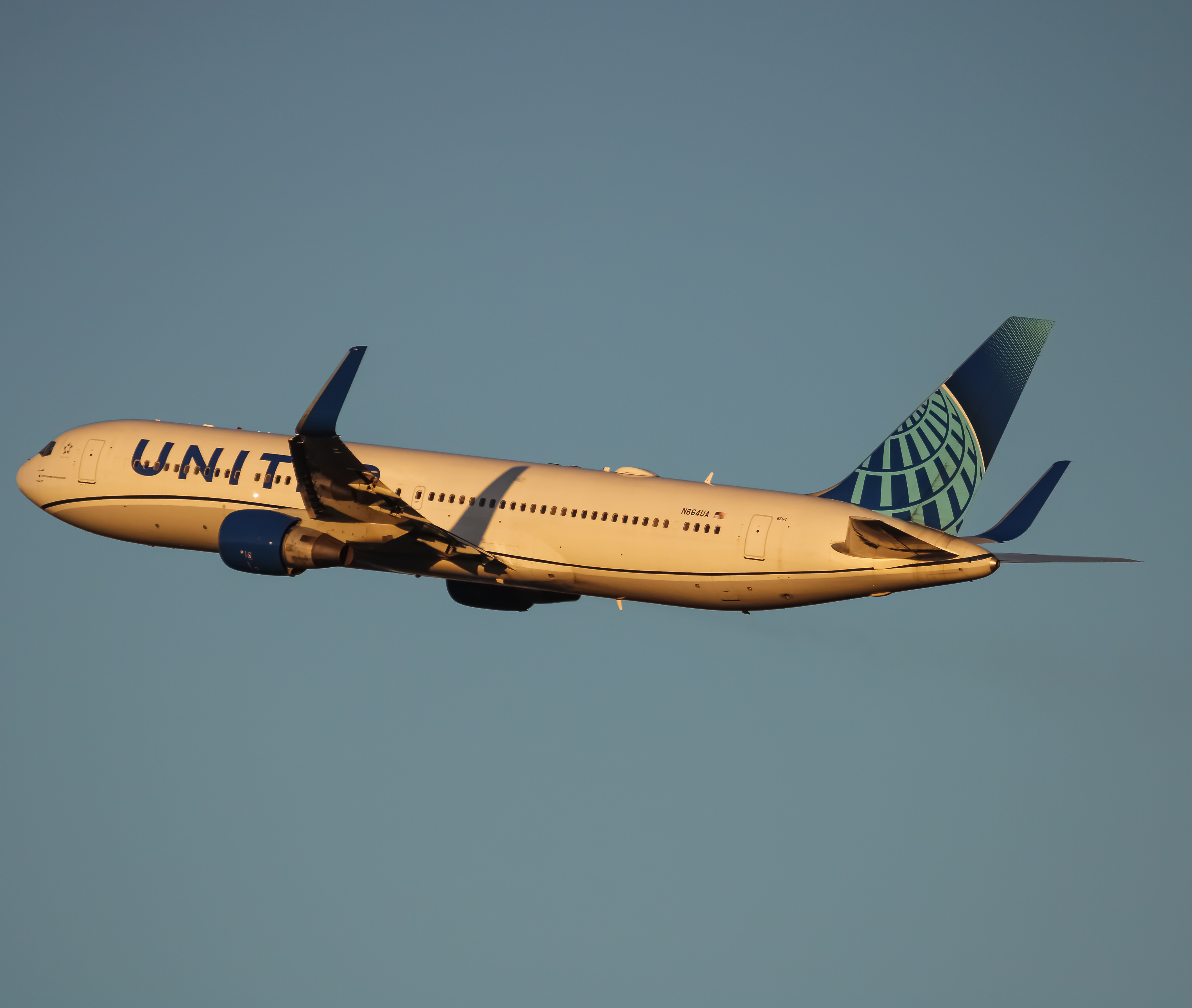 Full size: United Airlines Boeing 767-300ER N664UA at Washington Dulles International Airport