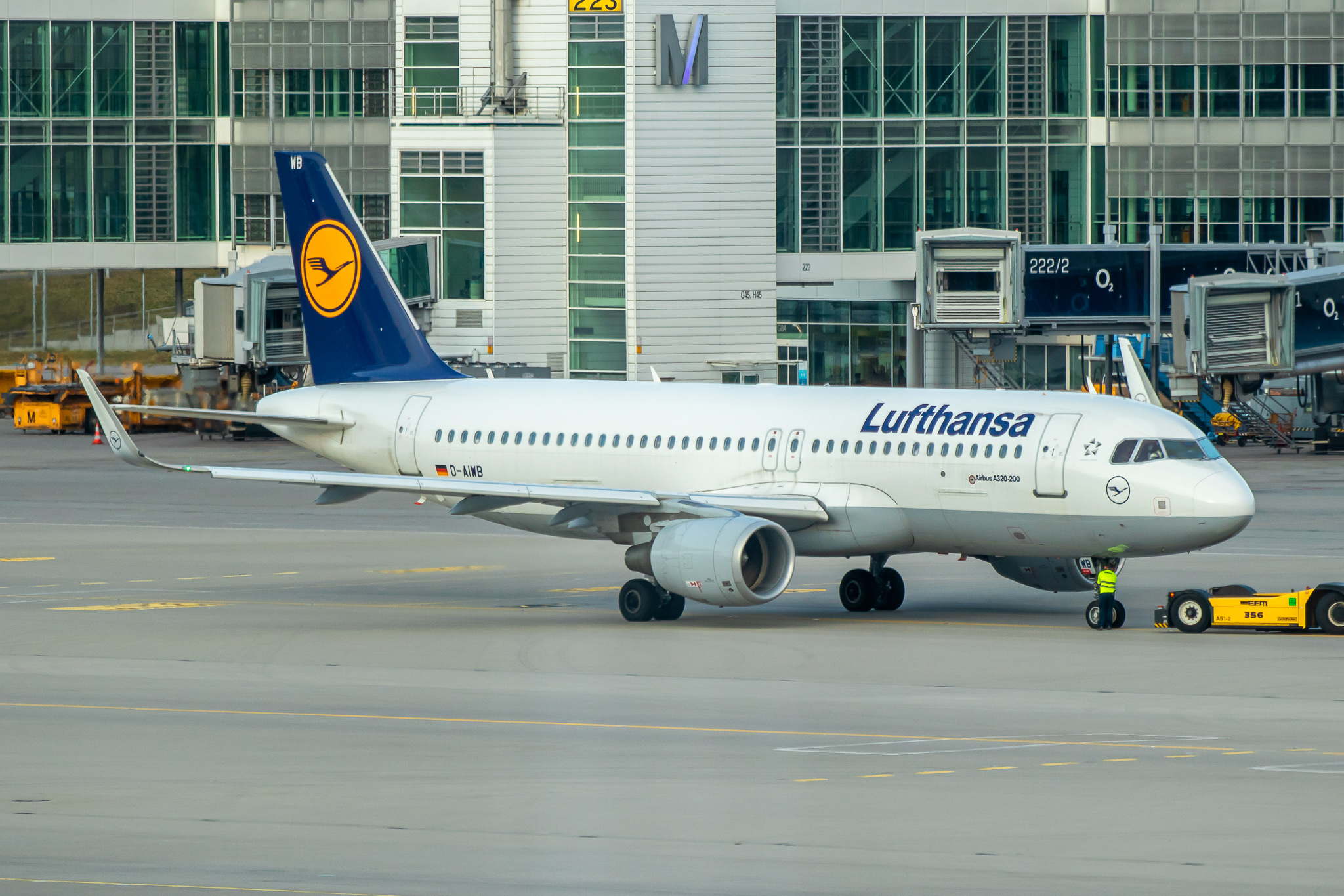 Full size: Lufthansa Airbus A320 D-AIWB at Munich International Airport