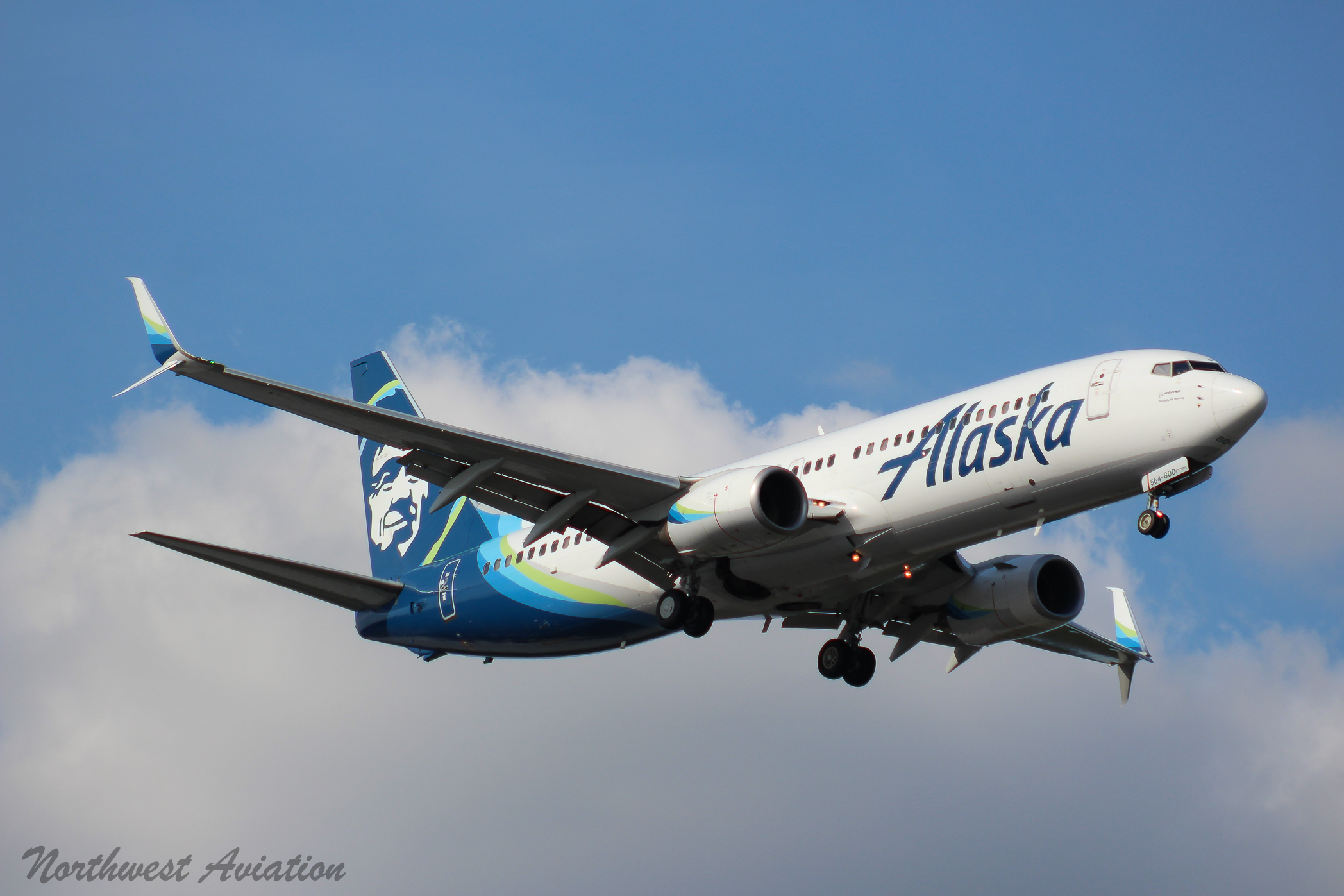 Full size: Alaska Airlines Boeing 737-800 N564AS at Seattle-Tacoma International Airport