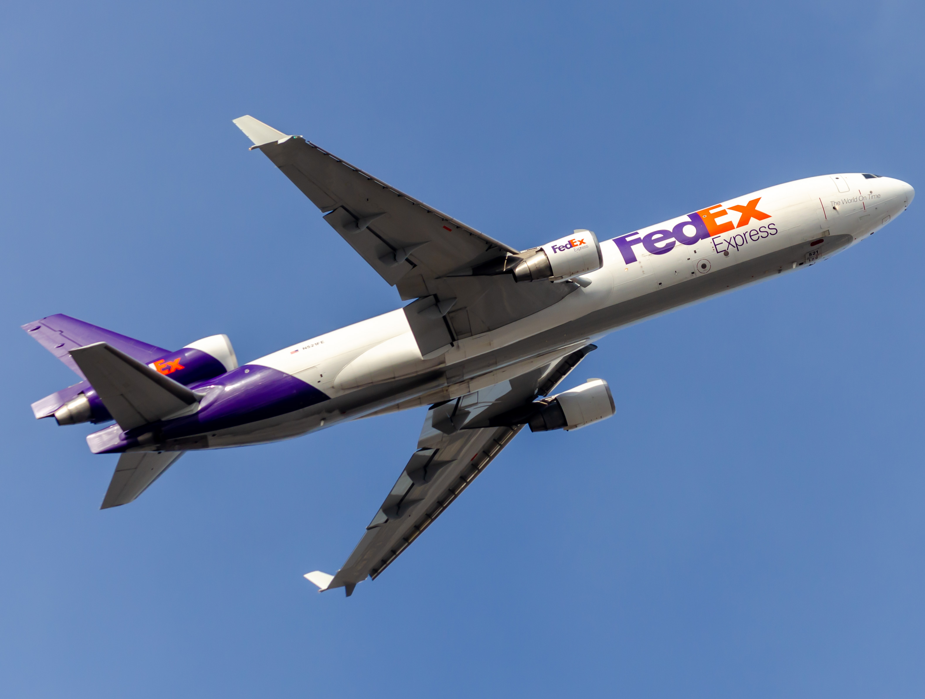 Full size: FedEx McDonnell Douglas MD-11F N521FE at Newark Liberty International Airport