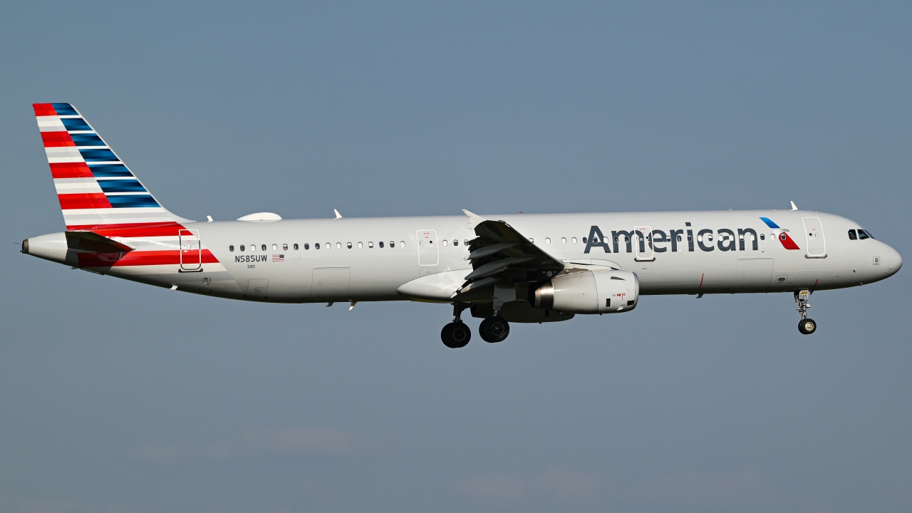 Full size: American Airlines Airbus A321-200 N585UW at Dallas-Fort Worth International Airport