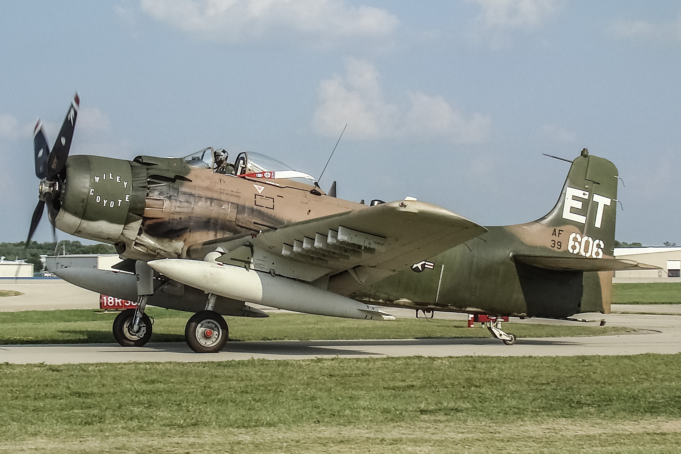 Full size: PRIVATE Douglas A-1 Skyraider N39606 at Wittman Regional Airport