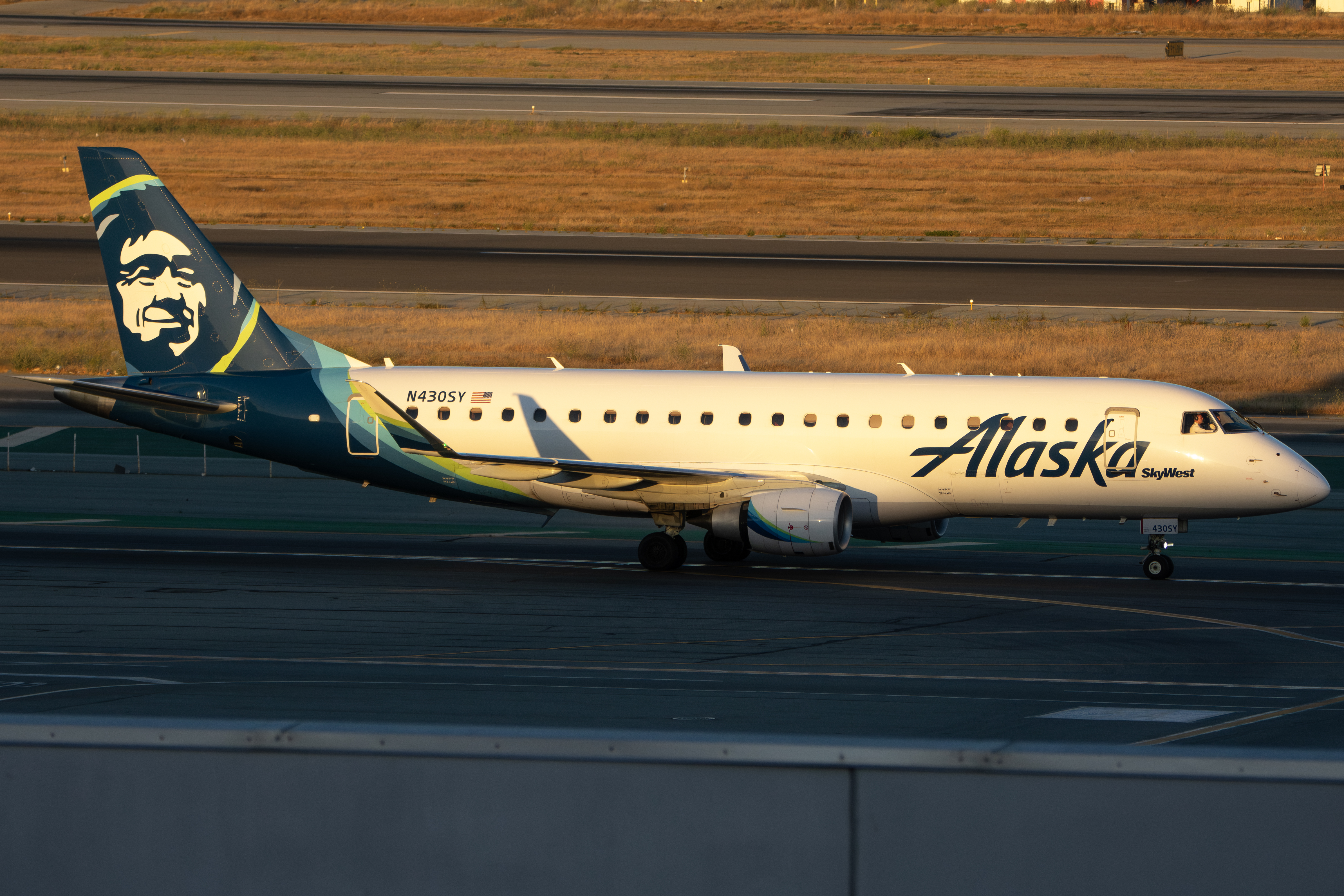 Full size: Alaska Airlines Embraer E175 N430SY at San Francisco International Airport