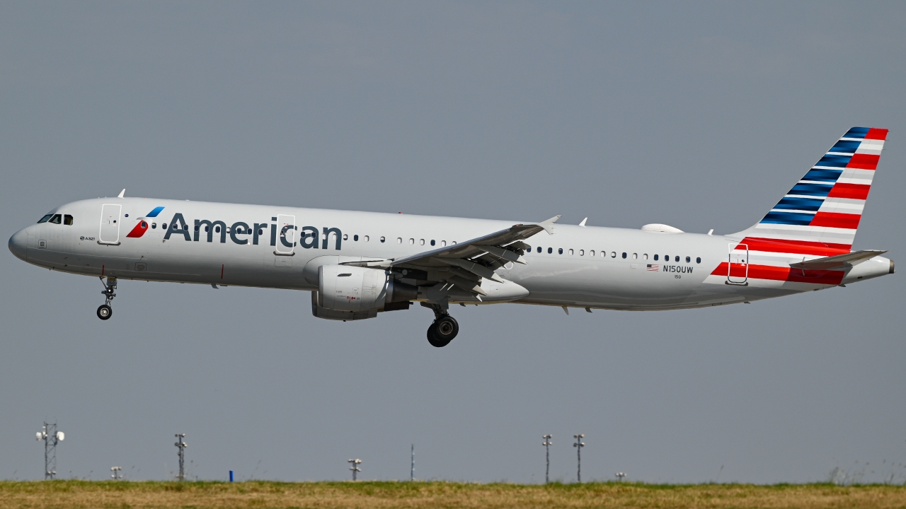 Full size: American Airlines Airbus A321-200 N150UW at Dallas-Fort Worth International Airport