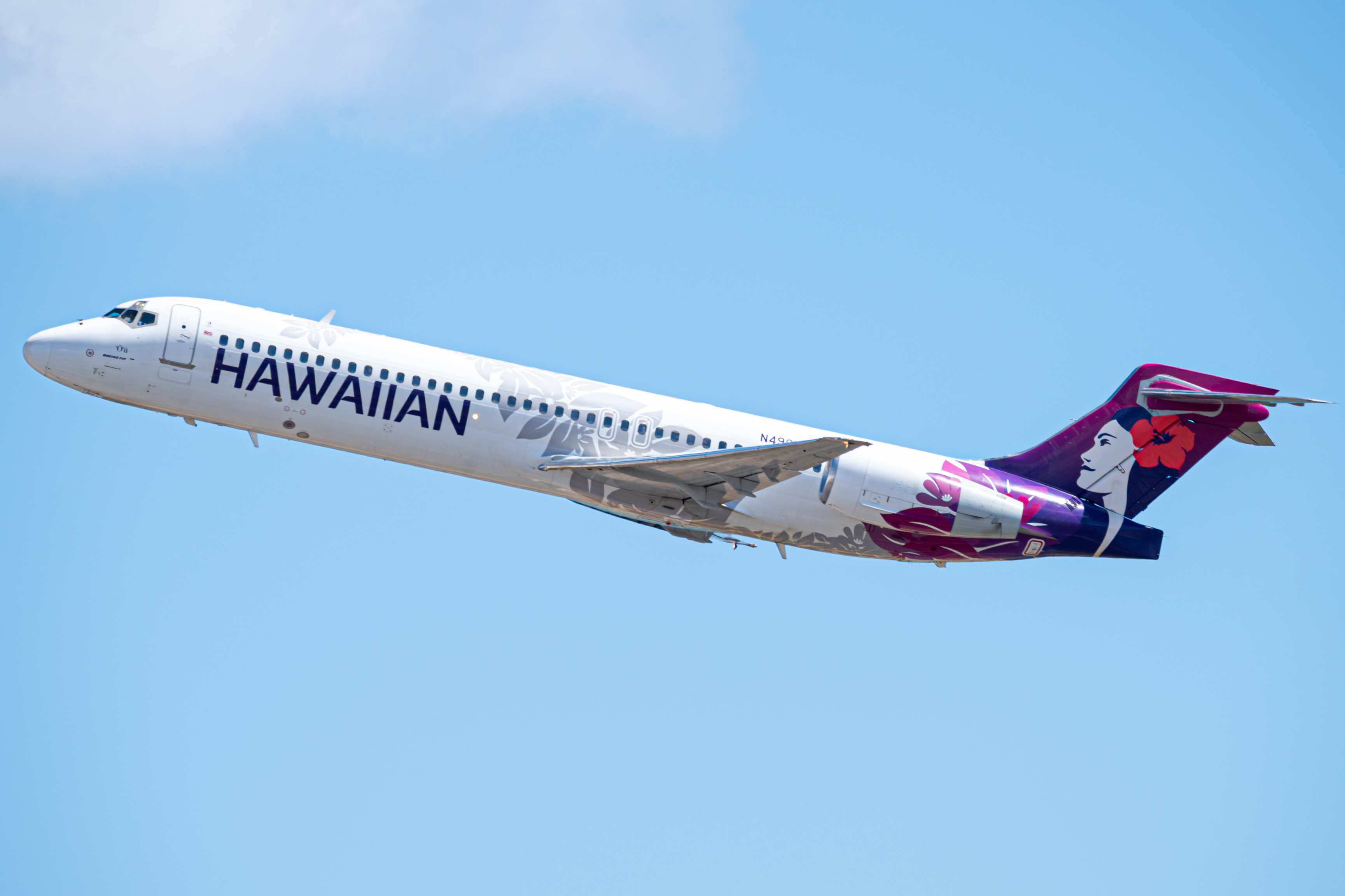 Full size: Hawaiian Airlines Boeing 717-200 N490HA at Daniel K Inouye International Airport