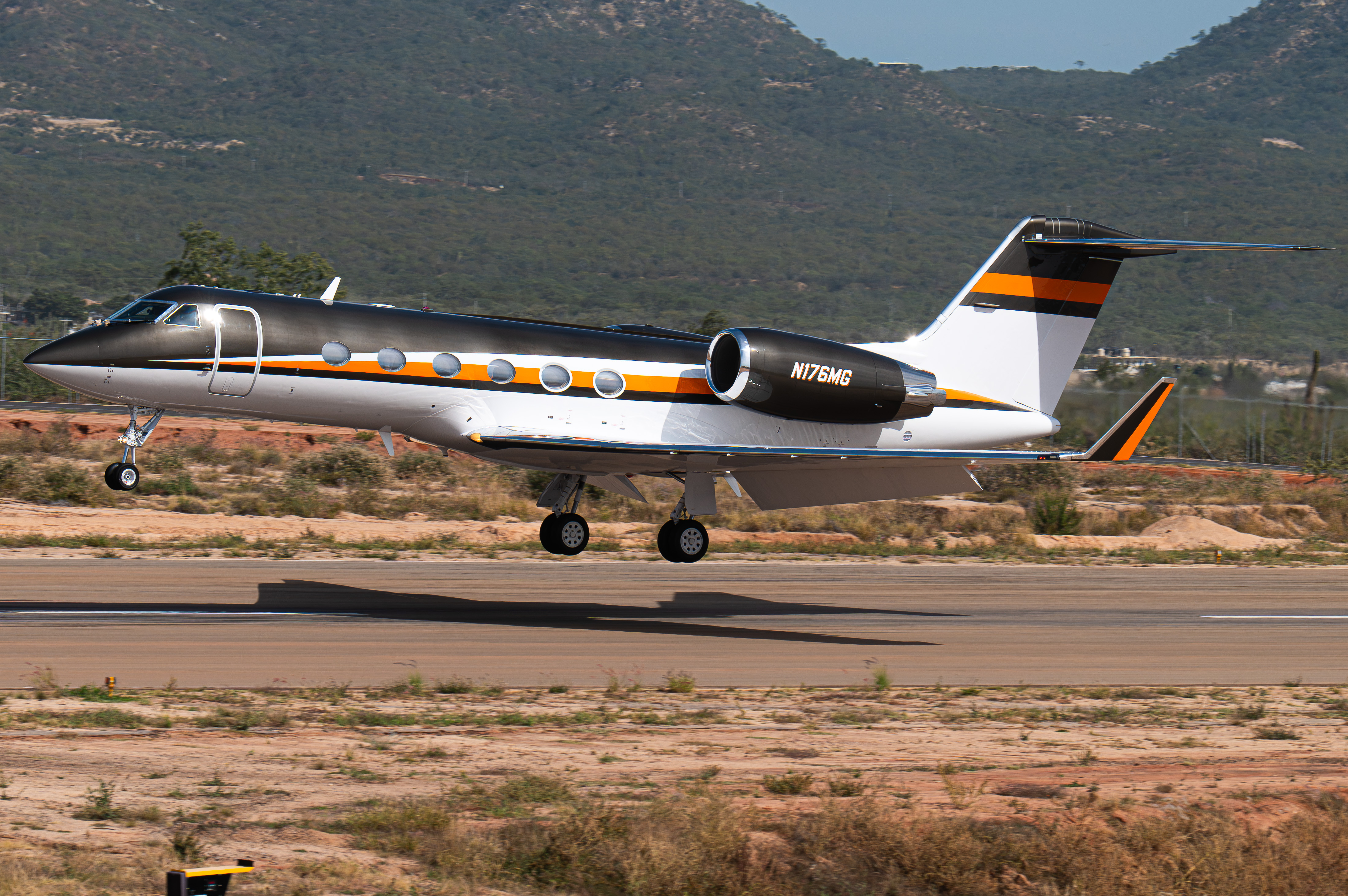 Full size: PRIVATE Gulfstream G400 N176MG at Aeropuerto de Cabo San Lucas Internacional