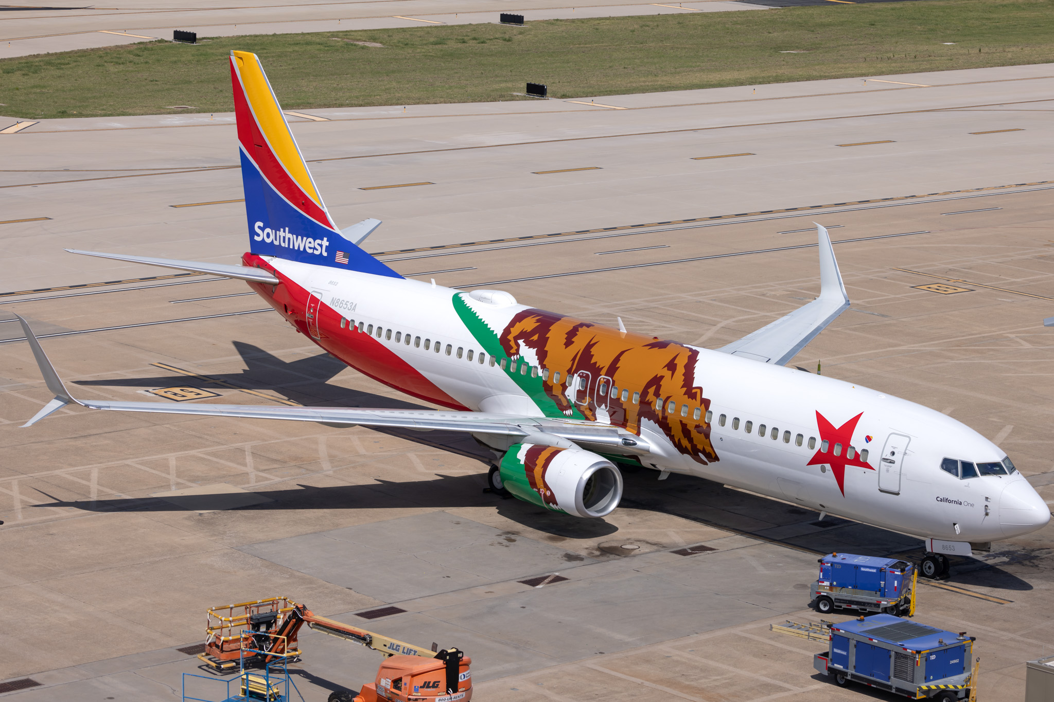 Full size: Southwest Airlines Boeing 737-800 N8653A at Dallas Love Field Airport
