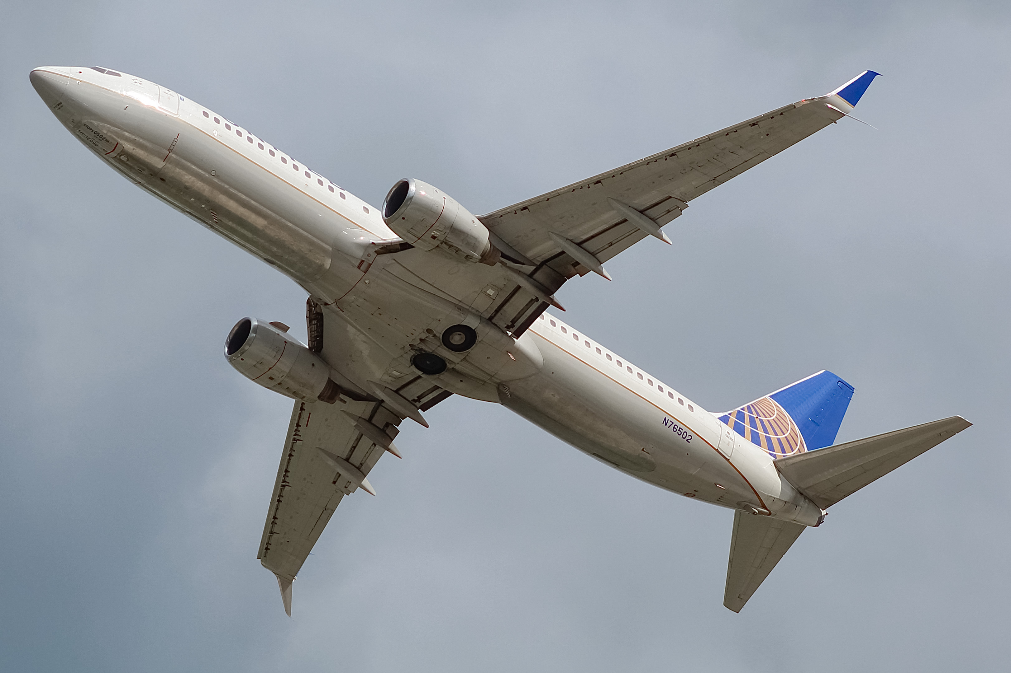 Full size: United Airlines Boeing 737-800 N76502 at General Mitchell International Airport