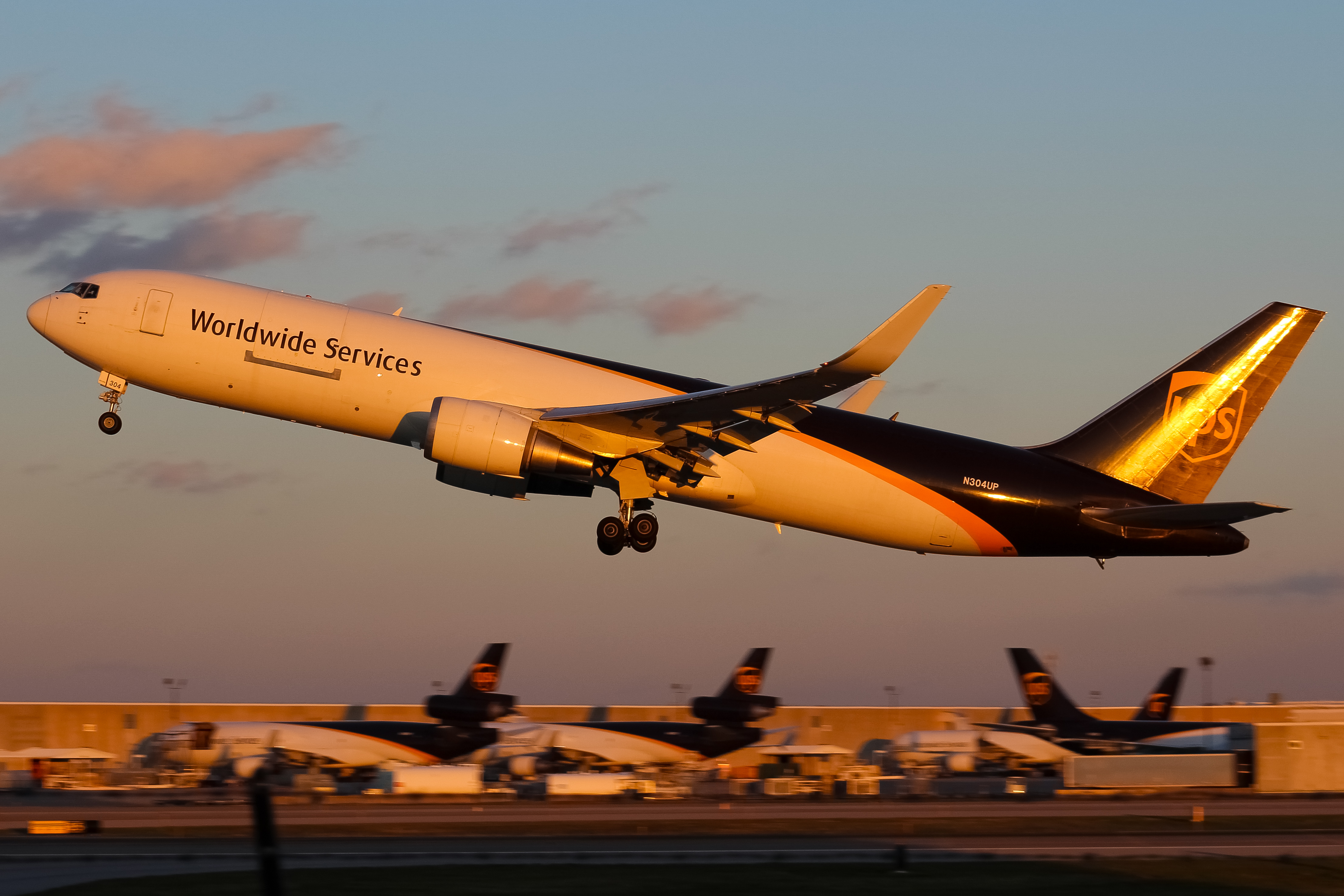 Full size: United Parcel Service Boeing 767-300ER N304UP at Louisville Muhammad Ali International Airport