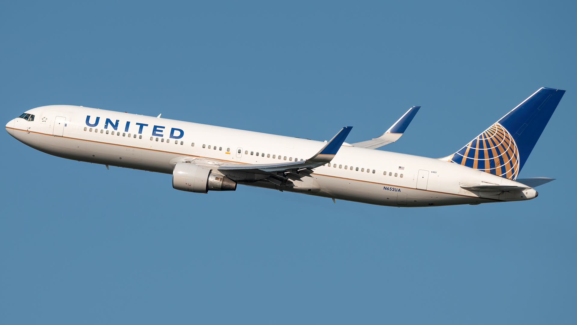 Full size: United Airlines Boeing 767-300ER N652UA at Washington Dulles International Airport