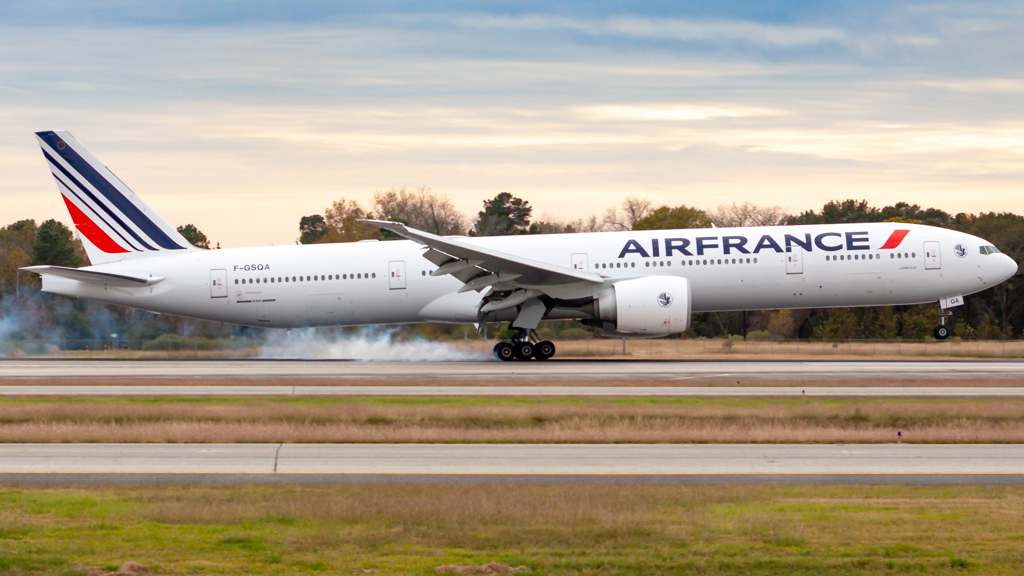 Full size: Air France Boeing 777-300ER F-GSQA at Houston-George Bush Intercontinental Airport