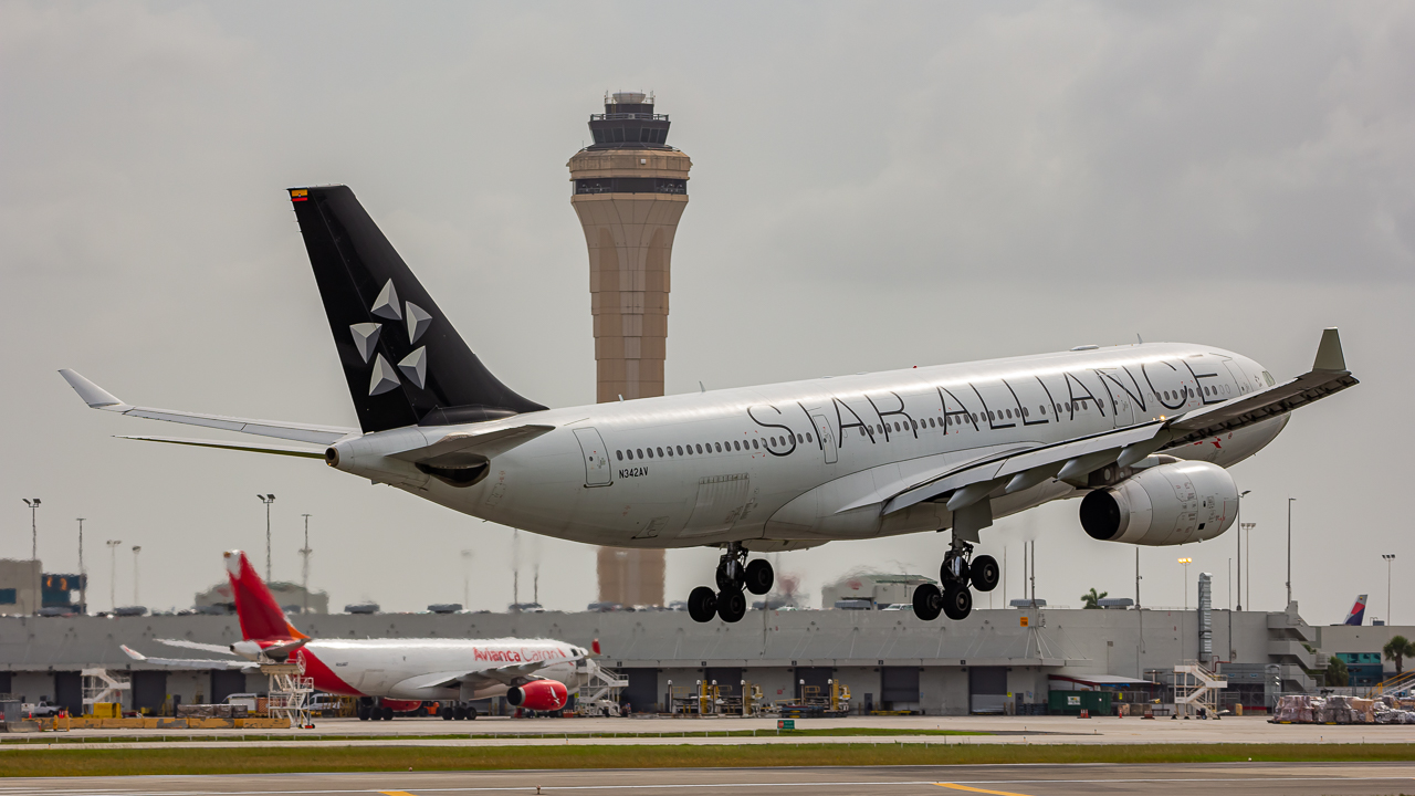 Full size: Avianca Airbus A330-200 N342AV at Miami International Airport