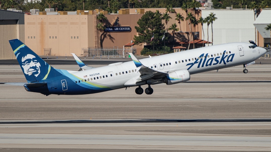 Full size: Alaska Airlines Boeing 737-900ER N237AK at Los Angeles International Airport