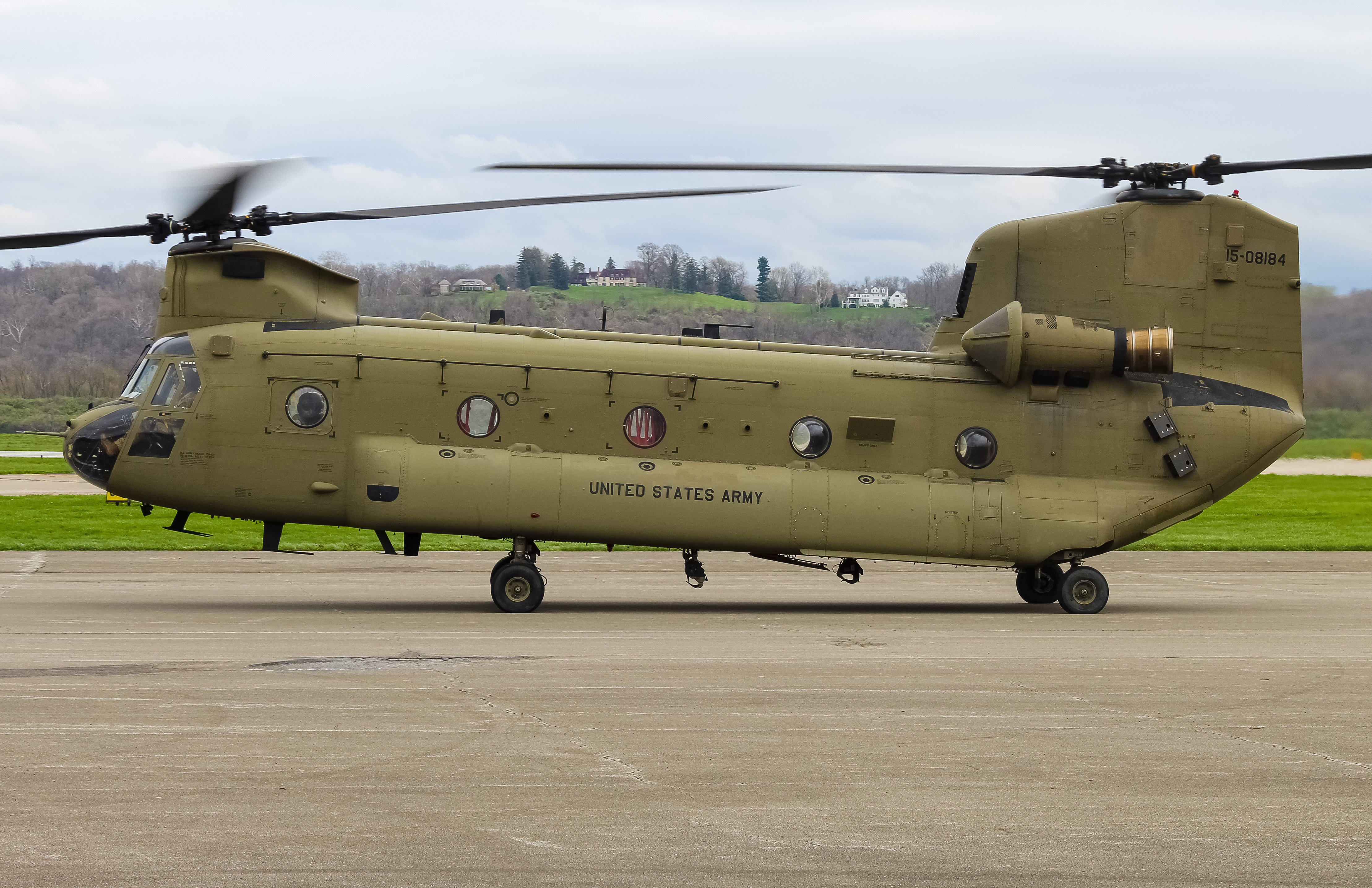 Full size: USA- United States Army Boeing CH-47 Chinook 15-08184 at Cincinnati Municipal Airport/Lunken Field