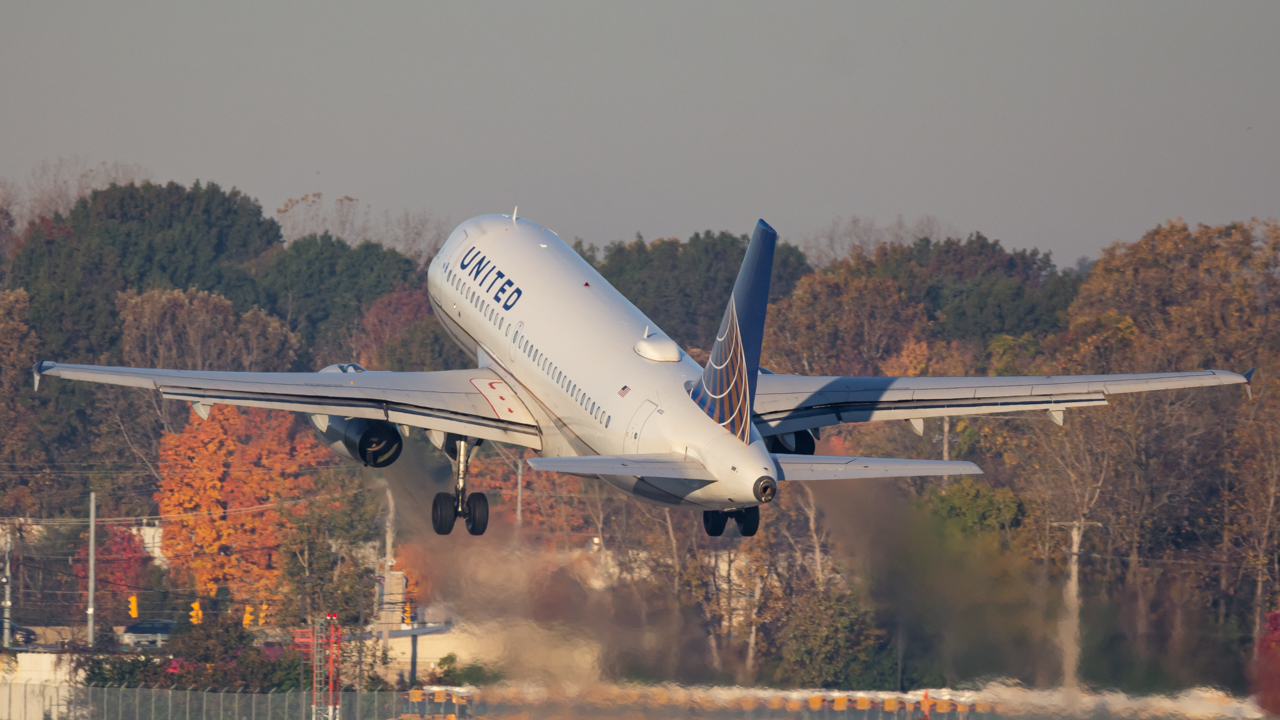 Full size: United Airlines Airbus A319 N832UA at John Glenn Columbus International Airport