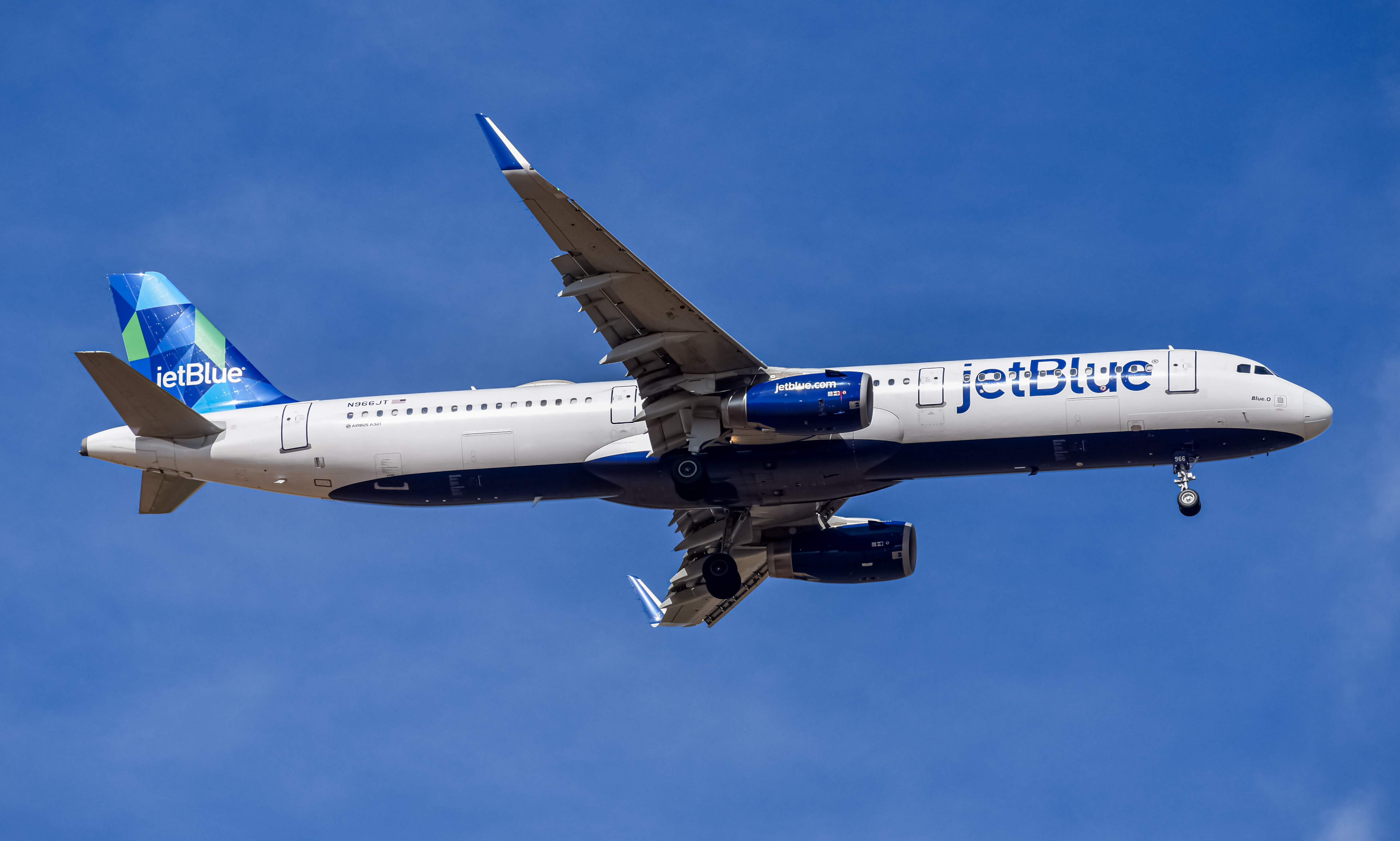 Full size: JetBlue Airways Airbus A321-200 N966JT at Denver International Airport