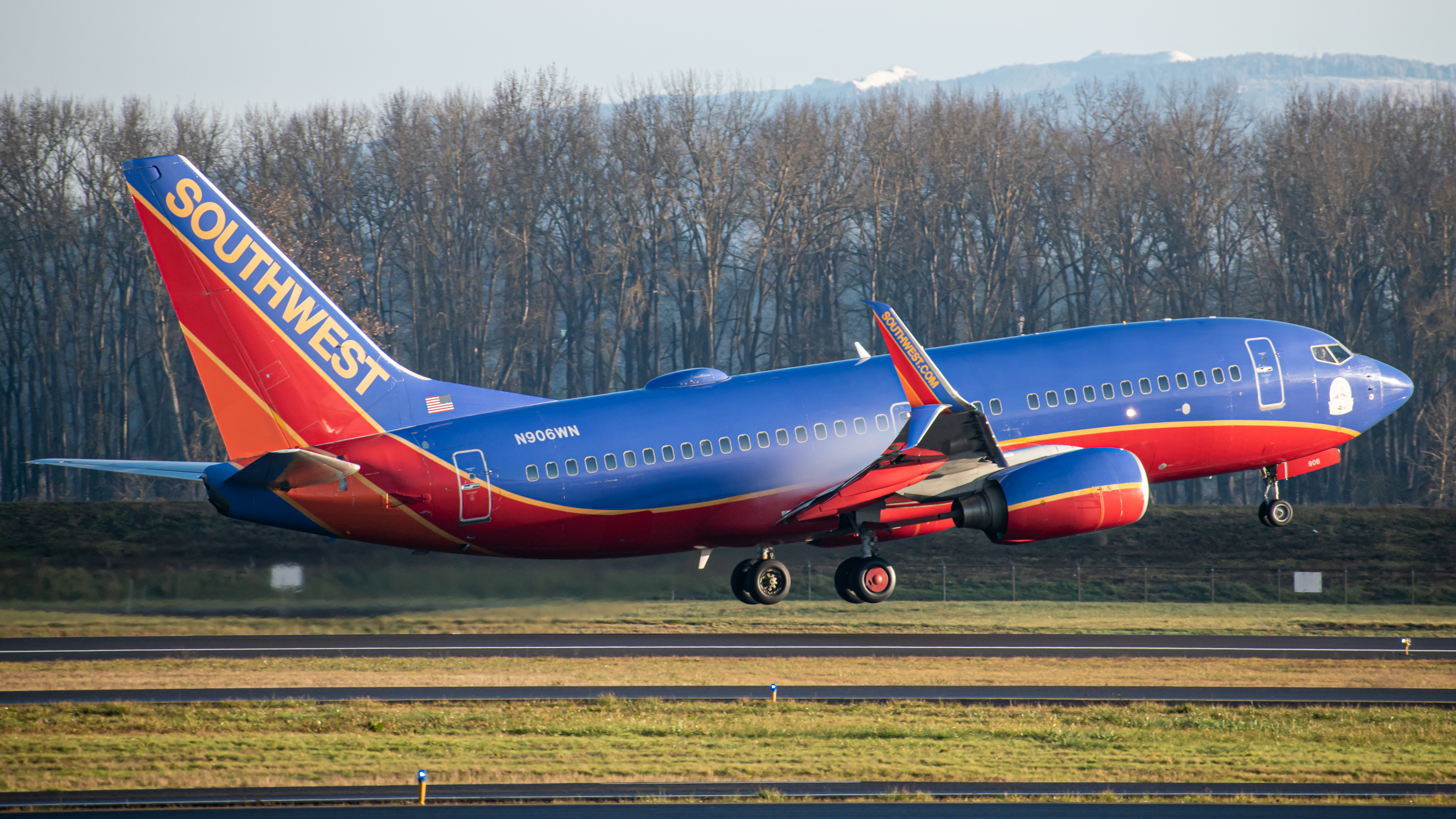 Full size: Southwest Airlines Boeing 737-700 N906WN at Portland International Airport
