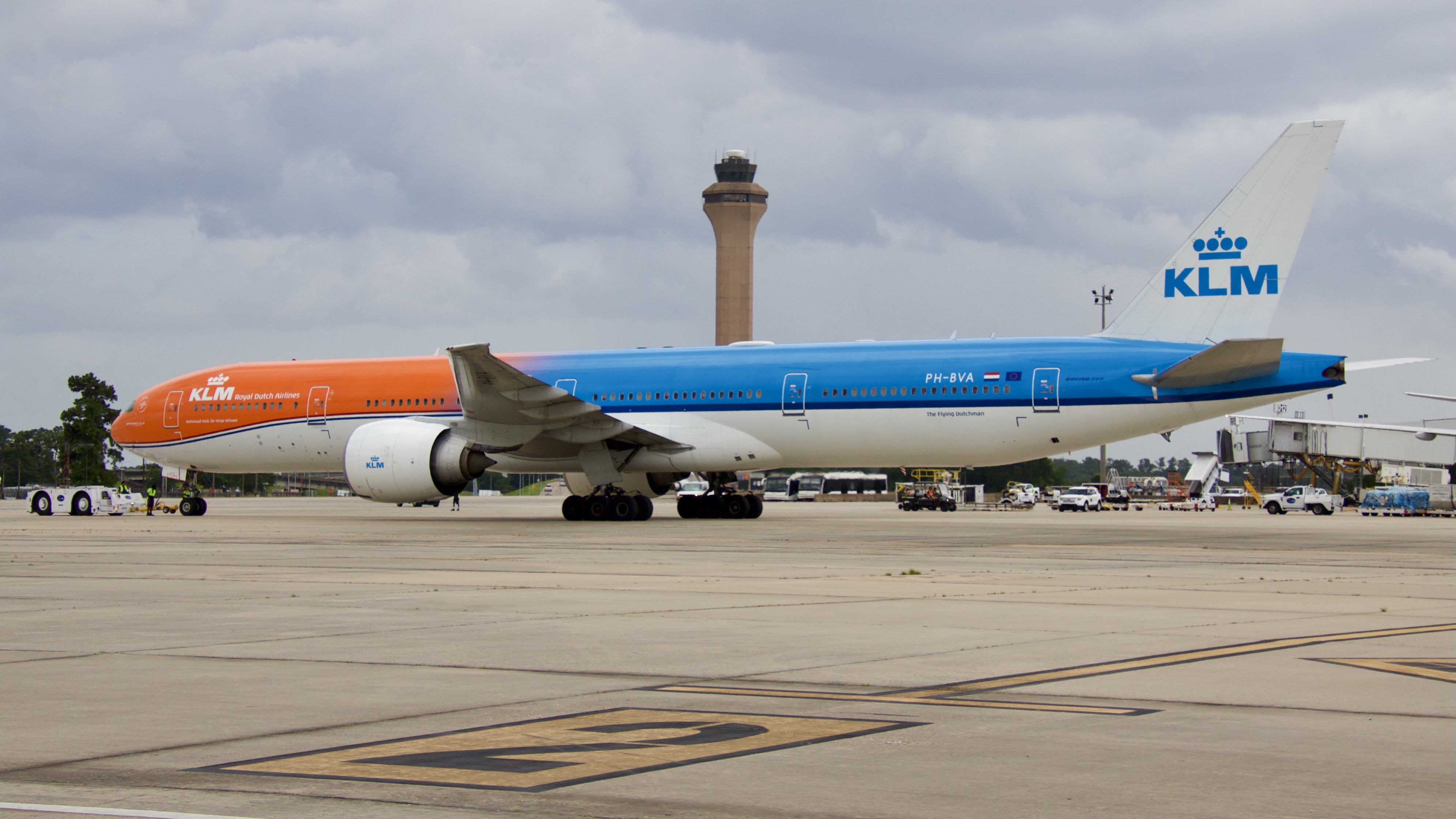 Full size: KLM Boeing 777-300ER PH-BVA at Houston-George Bush Intercontinental Airport