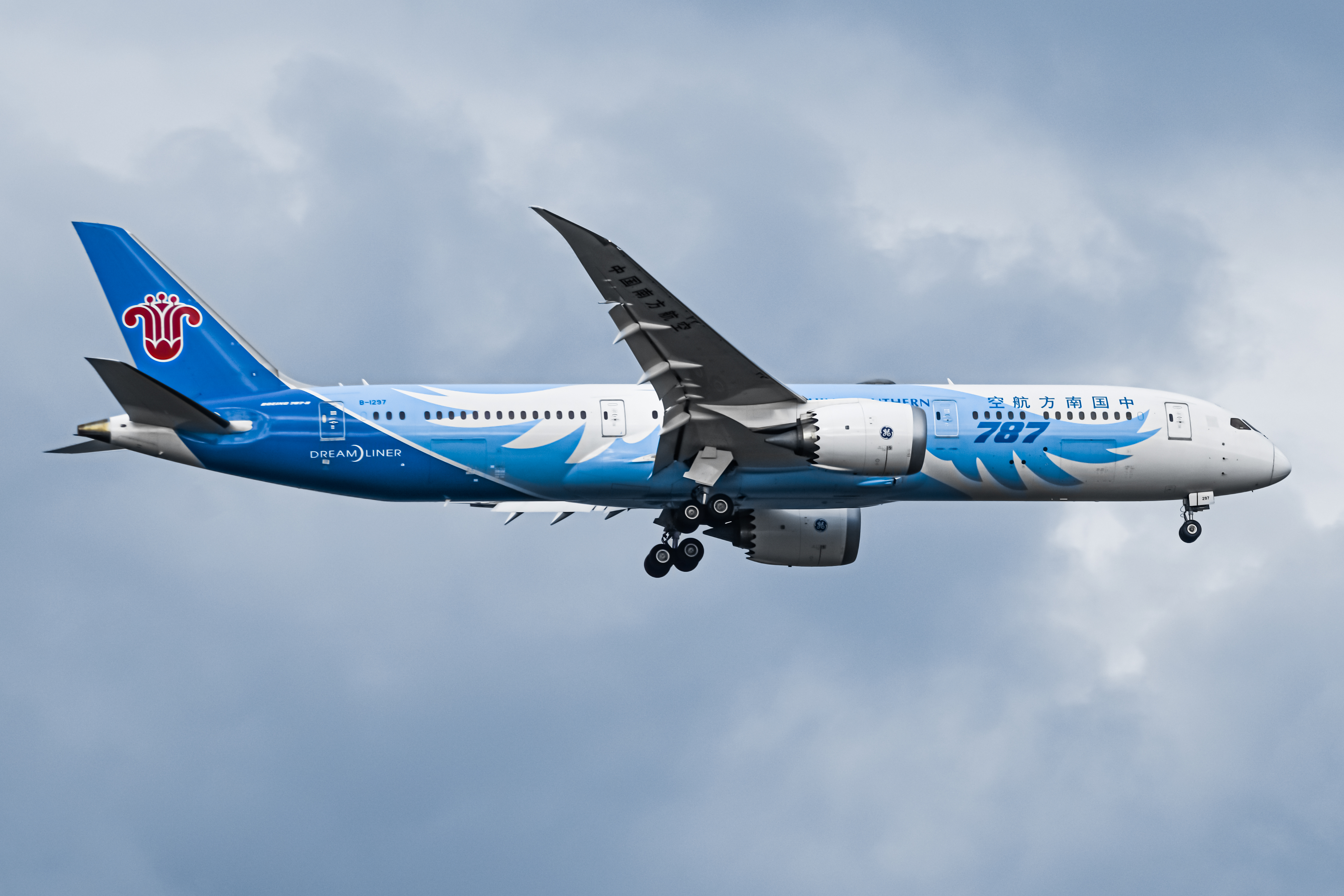 Full size: China Southern Airlines Boeing 787-9 B-1297 at Singapore-Changi Airport