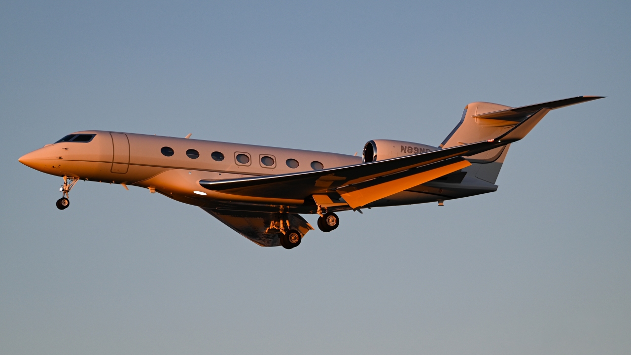 Full size: PRIVATE Gulfstream G600 N89NC at Los Angeles International Airport