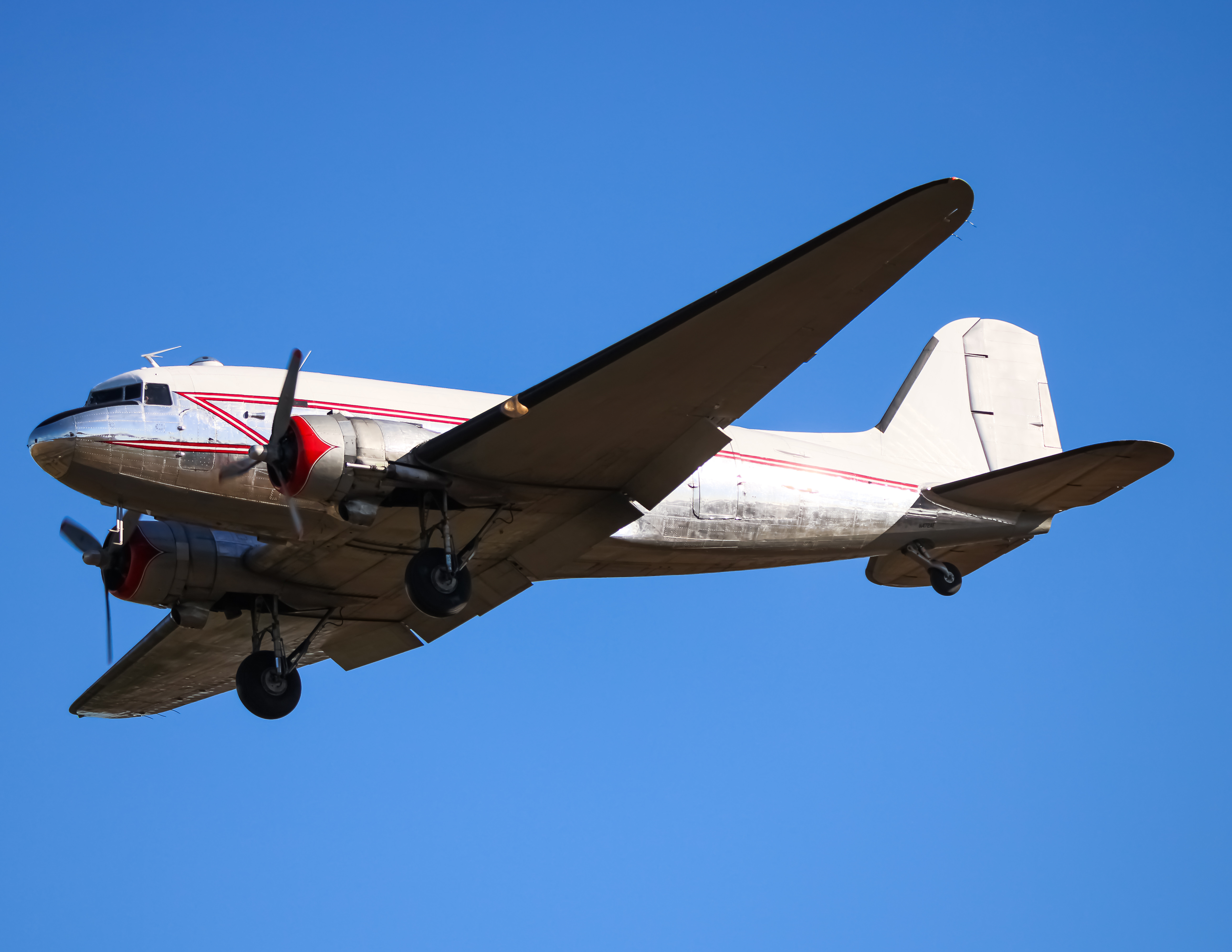 Full size: PRIVATE  Douglas DC-3 N472AF at Washington Dulles International Airport