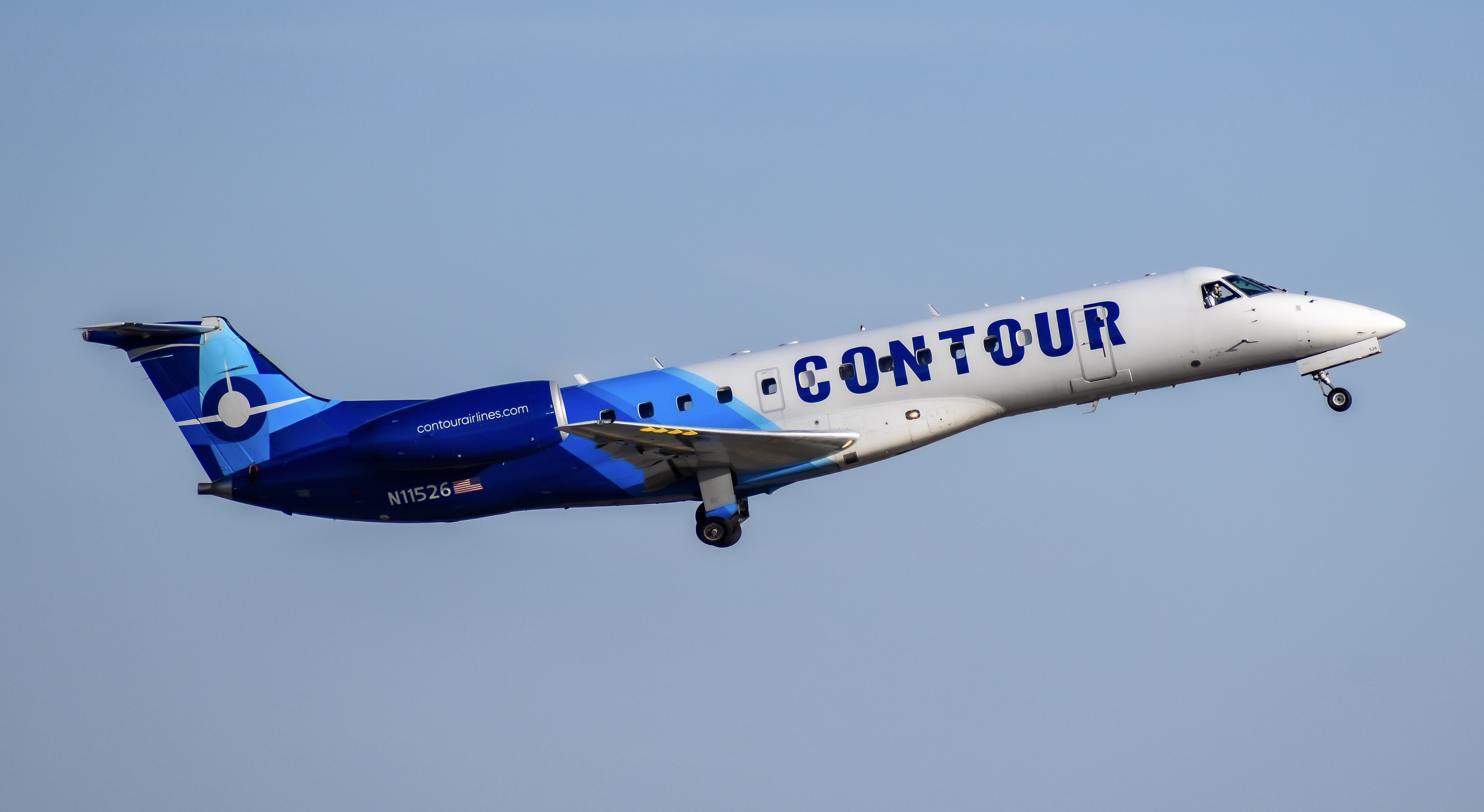 Full size: Contour  Embraer ERJ135 N11526 at Nashville International Airport