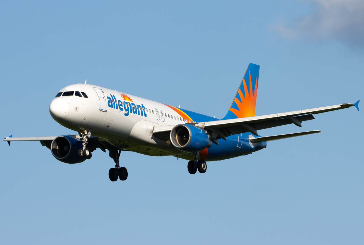 Full size: Allegiant Air Airbus A320 N259NV at Pittsburgh International Airport