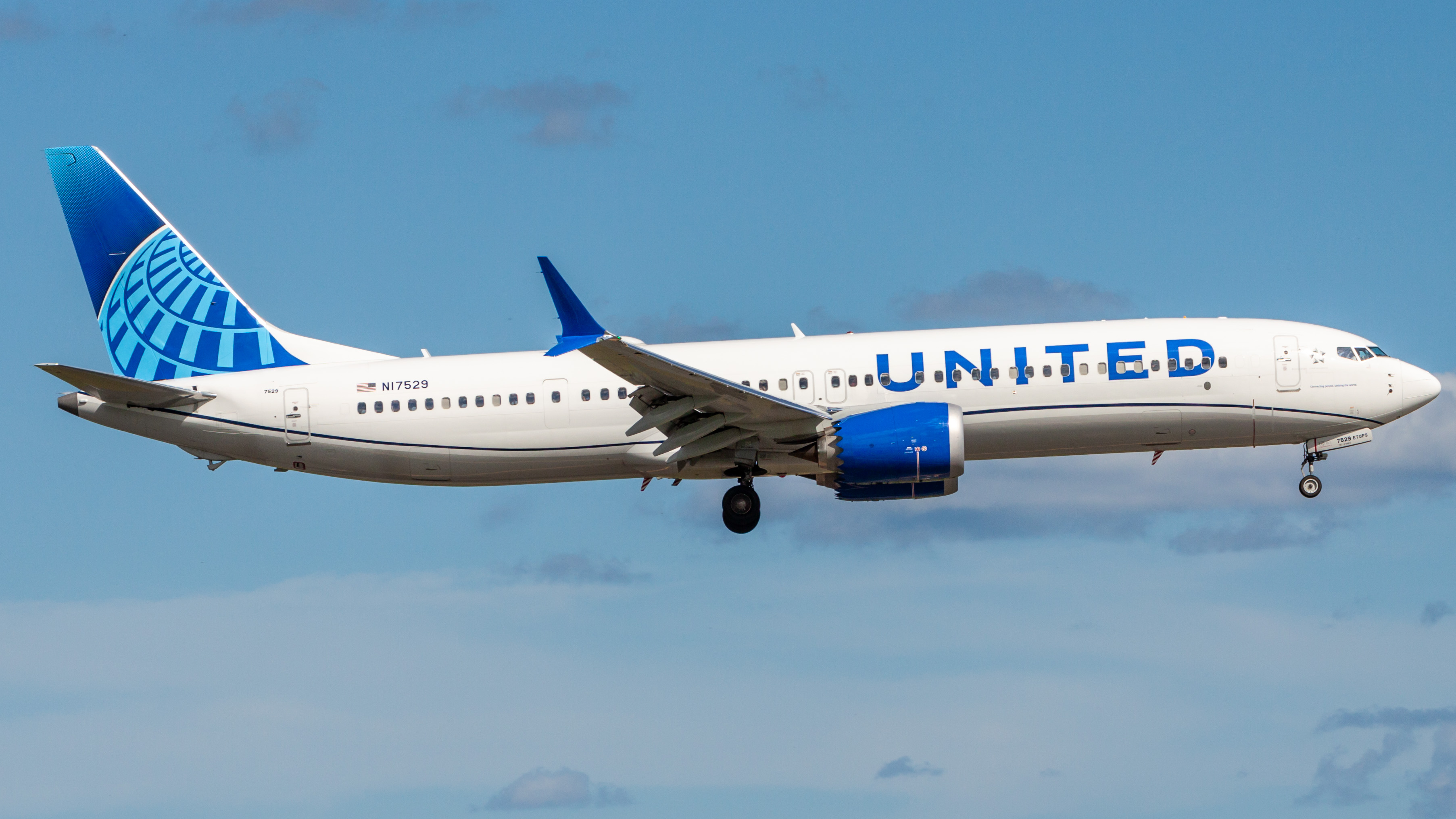 Full size: United Airlines Boeing 737 MAX 9 N17529 at Orlando International Airport
