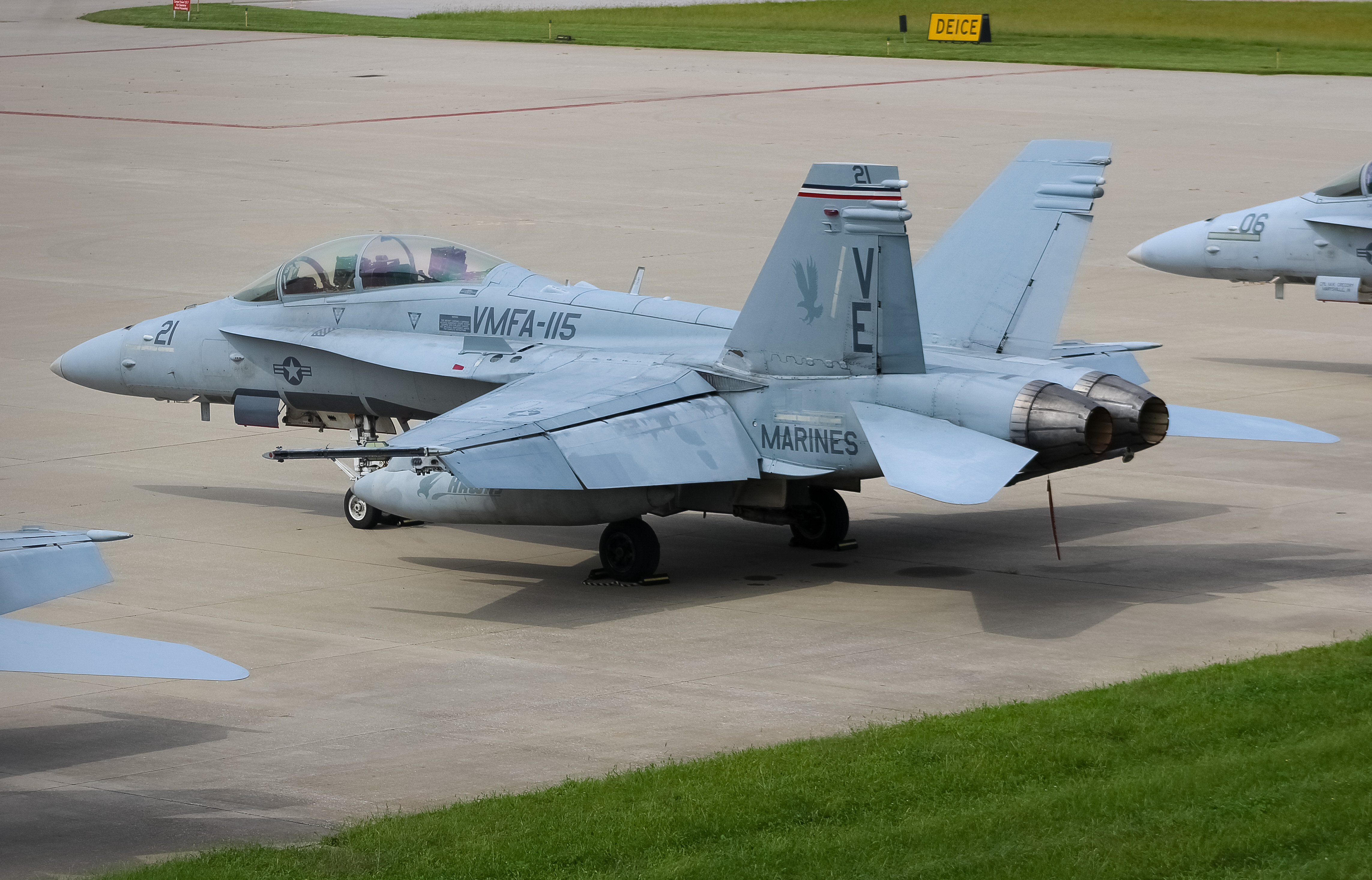 Full size: USMC - United States Marine Corp Boeing F/A-18E/F Super Hornet 165414 at Cincinnati/Northern Kentucky International Airport