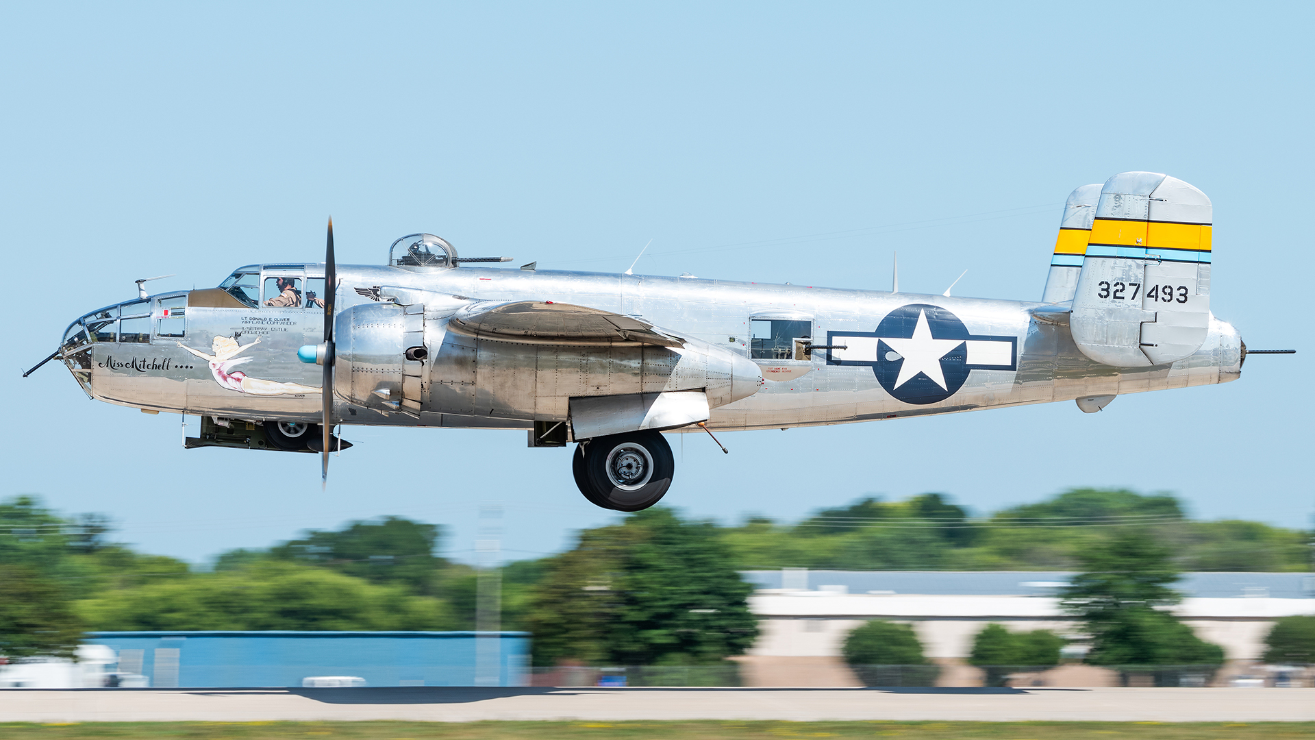 Full size: PRIVATE  North American B-25 N27493 at Wittman Regional Airport